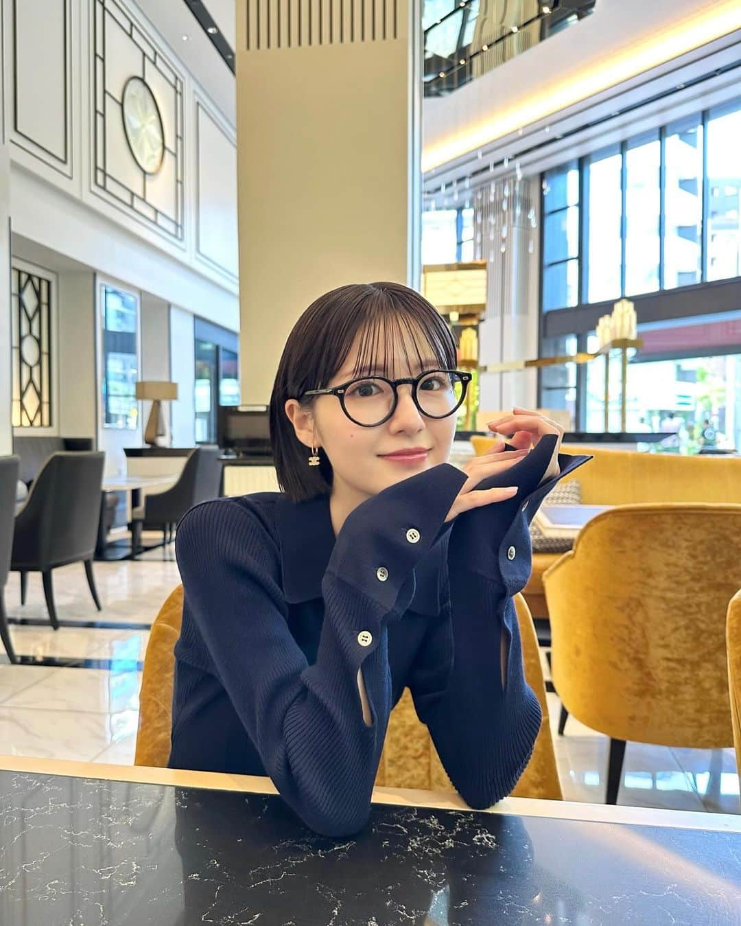 糸原美波さんのインスタグラム写真 - (糸原美波Instagram)「🤓💙  @aimeine_official の リブニットカーディガン 🫐❤︎  手元のデザインが可愛いから 顔周りに持ってくるとおしゃ可愛い 🫠  #aiméine #リブニットカーディガン  #ショートヘア #ショート #ボブヘア #ボブ」10月26日 20時16分 - minami_itohara