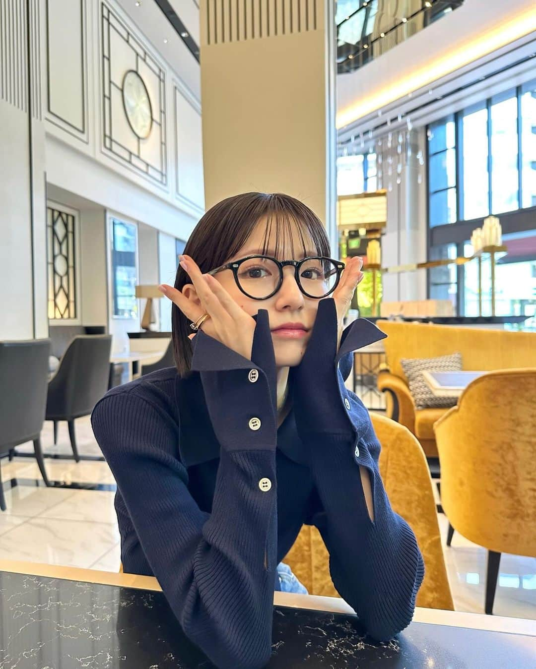 糸原美波さんのインスタグラム写真 - (糸原美波Instagram)「🤓💙  @aimeine_official の リブニットカーディガン 🫐❤︎  手元のデザインが可愛いから 顔周りに持ってくるとおしゃ可愛い 🫠  #aiméine #リブニットカーディガン  #ショートヘア #ショート #ボブヘア #ボブ」10月26日 20時16分 - minami_itohara