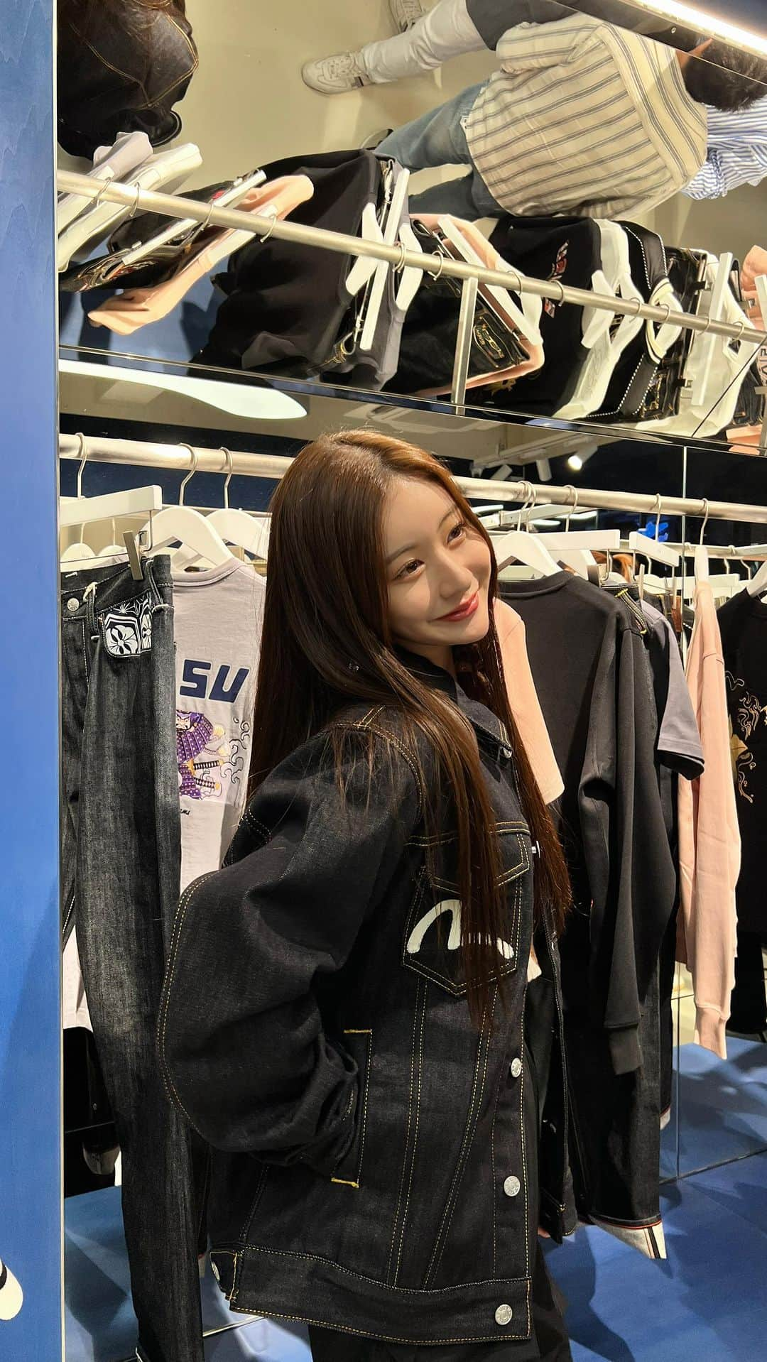 加藤美南のインスタグラム：「EVISU JEANS STORE OPENING PARTY❤️‍🔥 表参道ヒルズの真裏に大きな店舗オープンされてパーティ参加させて頂きました❤️‍🔥 多彩な選択肢あるテイストが新鮮でタイプのお洋服が沢山あってわくわくしました⚡️⚡️  #evisjens #pr」