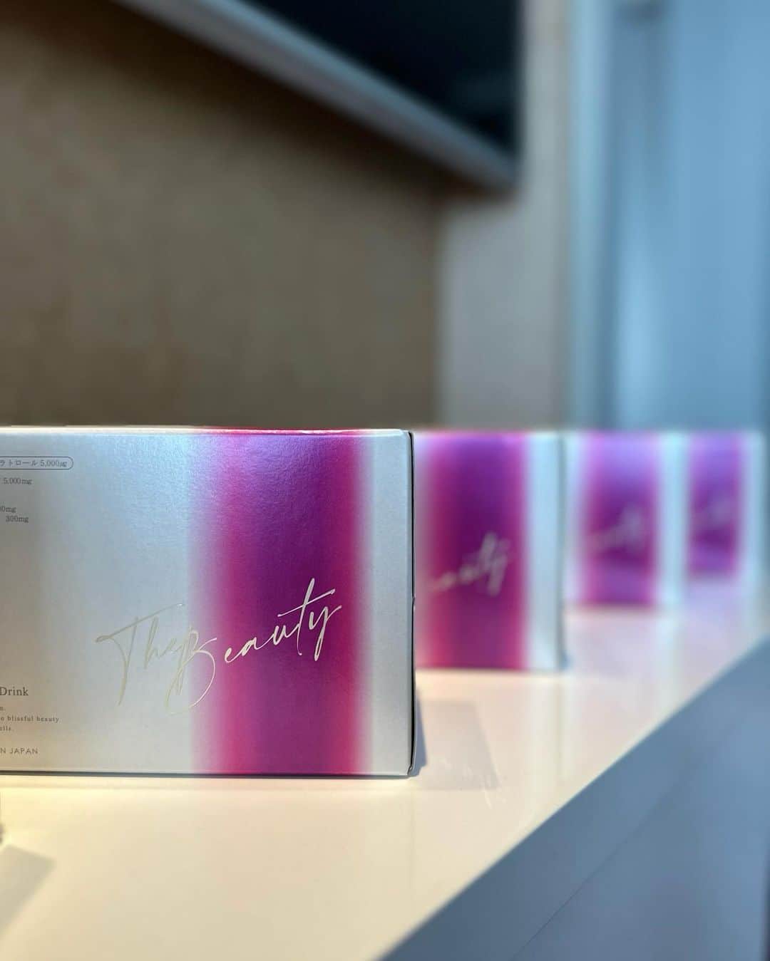 冨張愛さんのインスタグラム写真 - (冨張愛Instagram)「ずっと前から気になっていた @everyskin_official 新作発表会へ 本日発売のレスコラドリンクのボトルが マゼンダピンクなので同じ色のお洋服を着て🧜🏼‍♀️💜 赤ワインにも含まれているレスベラトロールが 老化細胞に働きかけて長寿遺伝子🧬のスイッチをONにしてくれて、NMN/コラーゲンペプチド/発酵プラセンタもたっぷり配合した何とも贅沢な究極の美容ドリンク。 とろみがあってスッキリ美味しく飲みやすく 人工甘味料 香料 カフェインも不使用◎が本当に嬉しい。 健康的な肌を育むスキンケアブランドEVERYSKIN 代表まいこさんの熱い思いや開発秘話をお伺いし 毎日飲み続けるのが益々楽しみに...🫶 すっかりファンになってしまったので スキンケアも今晩から使い始めます✨ * onepiece ... #mmaglielecassetto  #everyskin #pr #エブリースキン #レスコラドリンク」10月26日 20時17分 - megumitomihari