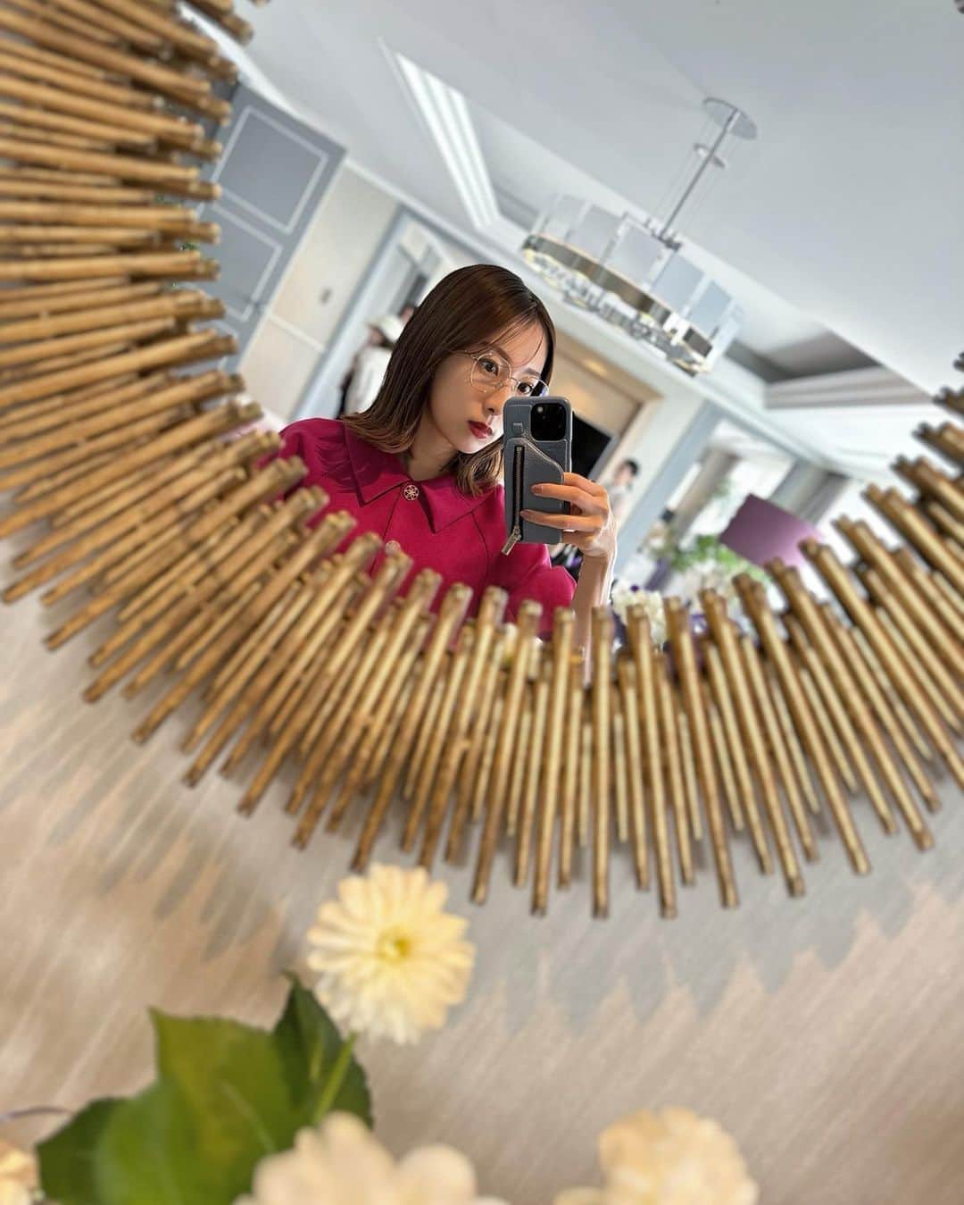冨張愛さんのインスタグラム写真 - (冨張愛Instagram)「ずっと前から気になっていた @everyskin_official 新作発表会へ 本日発売のレスコラドリンクのボトルが マゼンダピンクなので同じ色のお洋服を着て🧜🏼‍♀️💜 赤ワインにも含まれているレスベラトロールが 老化細胞に働きかけて長寿遺伝子🧬のスイッチをONにしてくれて、NMN/コラーゲンペプチド/発酵プラセンタもたっぷり配合した何とも贅沢な究極の美容ドリンク。 とろみがあってスッキリ美味しく飲みやすく 人工甘味料 香料 カフェインも不使用◎が本当に嬉しい。 健康的な肌を育むスキンケアブランドEVERYSKIN 代表まいこさんの熱い思いや開発秘話をお伺いし 毎日飲み続けるのが益々楽しみに...🫶 すっかりファンになってしまったので スキンケアも今晩から使い始めます✨ * onepiece ... #mmaglielecassetto  #everyskin #pr #エブリースキン #レスコラドリンク」10月26日 20時17分 - megumitomihari