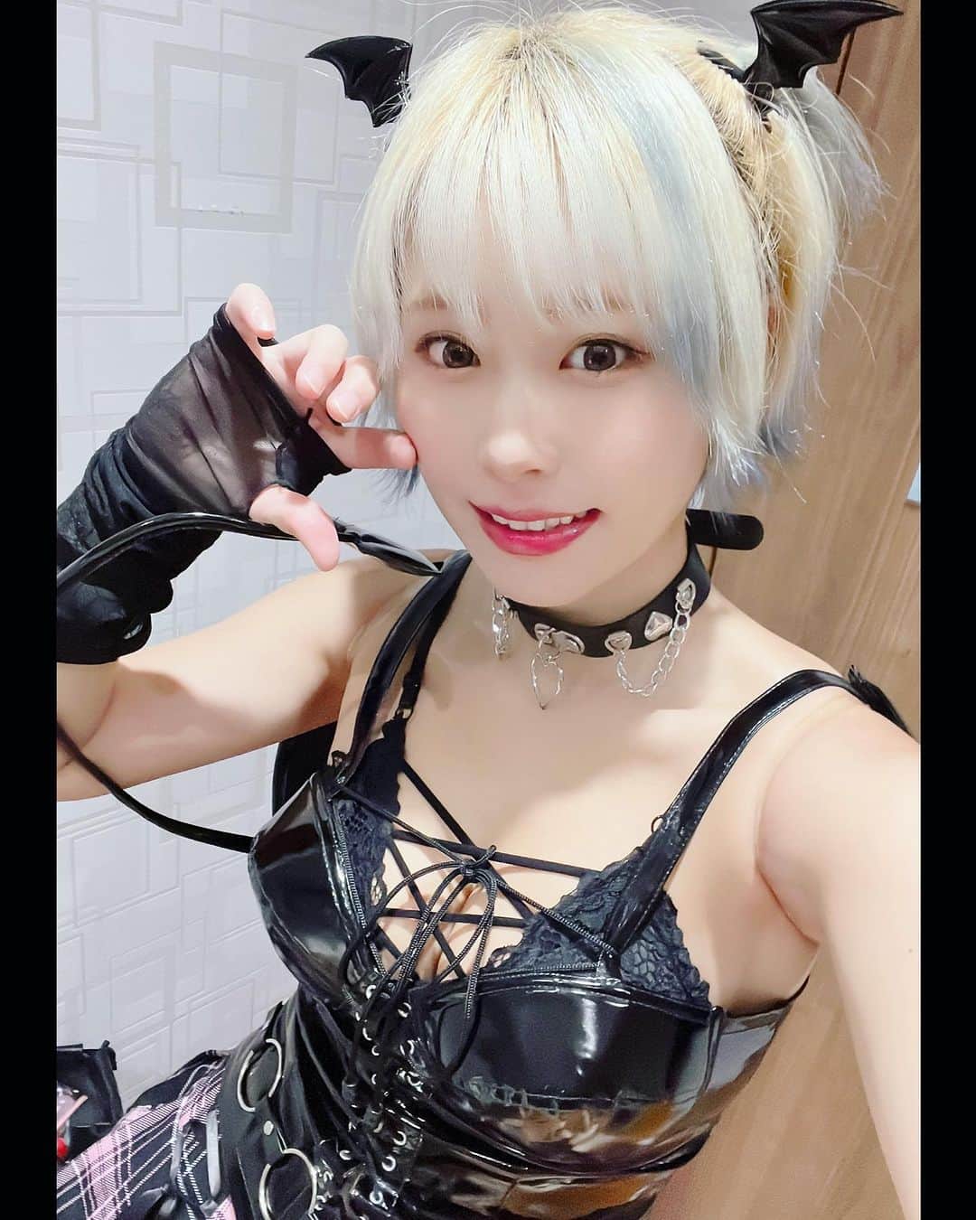 塚田綾佳のインスタグラム：「🎃🎃♡happy Halloween♡🎃🎃  わるぽん衣装😈💓  10月、11月は ライブ♪たくさんやるよ~~~！  🥟10/25(水)夜|推しの鉄人@秋葉原Galaxy 🥟10/29(日)昼|あやかとうコネクション@アプロ赤坂 🥟11/7(月)夜|BLUE ROSE@六本木バードランド 🥟11/9(木)夜|OTA音@大塚ハーツネクスト 🥟11/15(水)夜|推しの鉄人@秋葉原🥟Galaxy 🥟11/20(月)夜| @新宿 🥟11/29(水)夜|推しの鉄人@秋葉原  ぽんさんぽ撮影会🐩🐾 📸11/5(日)横浜中華街 周辺 📸11/26(日)未定  Acarsイベント🚗³₃ 🚗11/19(日)名古屋港ガーデンふ頭ひがし広場 🚗12/10(日)山中湖 わかさぎ屋 隣接駐車場  2023年もあと少し…っ 一緒に過ごそうね~~~(∩ˊᵕˋ∩)･*💓  ー #小悪魔 #わるぽん #cosplay #アイドル #グラビアアイドル #Acars #Acarsギャル #アイドルあやぽん #ロックあやぽん #ぽんさんぽ撮影会 #金髪ショート #アヤカップ #塚田綾佳 #あやぽん」