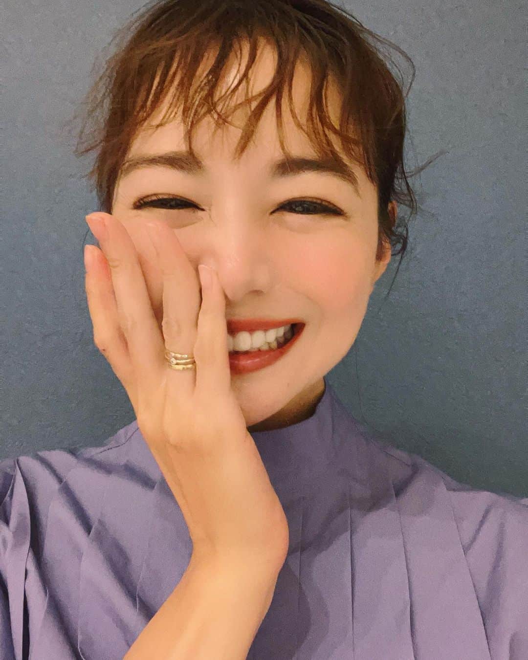 日下部ゆいこのインスタグラム：「. . 前髪くるくる。 今日も頑張りました。 スタイリストさんに褒められたシャツは @mecre_official  のもの。 . . #mecre#fashion#hair#shooting#me#コーデ#私服」