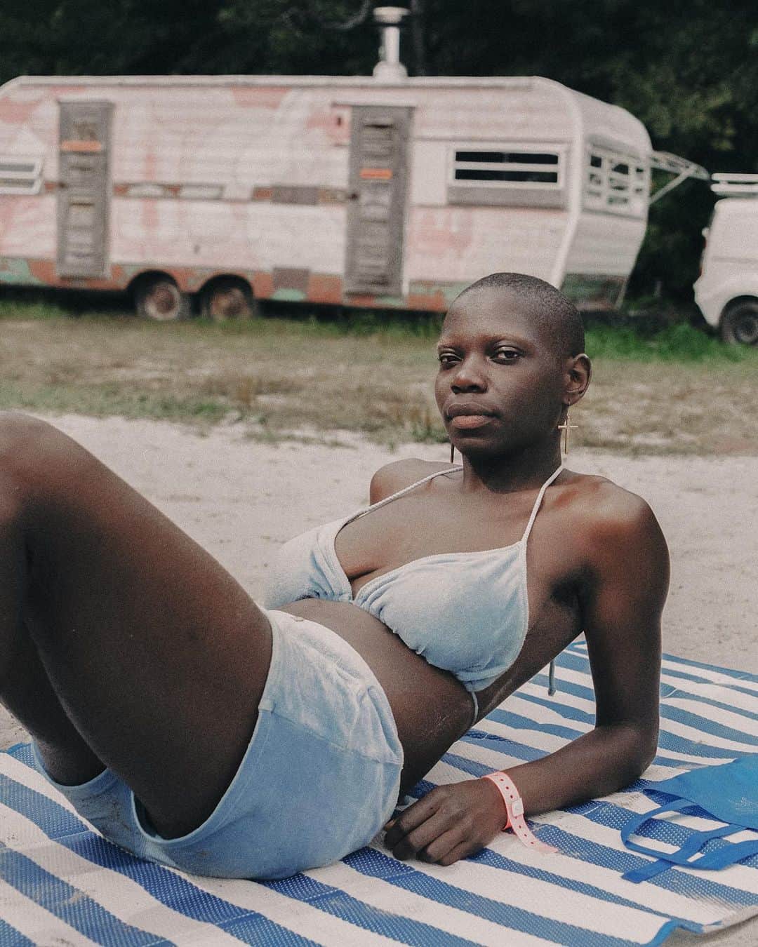 Dazed Magazineのインスタグラム：「When he’s behind the lens, @largecrewneck gravitates towards life’s in-between moments ☀️  Subtle glances and gestures, and intimate, almost imperceptible, interactions that others might take for granted. “I love finding those cropped moments that give you a sense of the experience without giving you the entire picture,” the Montreal-based nightlife photographer tells Dazed. “It’s not about capturing high drama or trying to force a mood.”  His favourite image taken so far this year; two pairs of feet dangling from a hammock by a lakeside; was captured at this summer’s edition of #BestOutOfTown - a small, word-of-mouth festival held in Northern Ontario.  Initiated in 2020, the campout is the creation of Best In Town Sound, a volunteer-run, community-focused party collective of “dance music adorationists” based between Toronto and Montreal. Growing from about 30 guests in its first edition to 250 this year, it has become a space for connection and reflection for its attendees, and Lisaj’s involved yet indirect approach to image-making proved perfect for documenting it.  Find out more about the festival and Kirk’s photography through the link in our bio 🔗  📷 @largecrewneck ✍️ @madeleine.pollard」