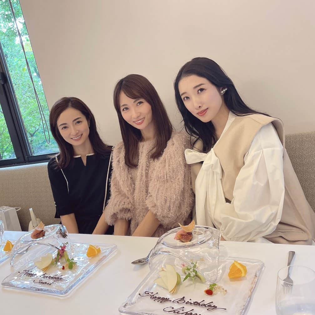 吉田早織のインスタグラム：「・ 久しぶりに3人で会えた先日のランチ🍽️ ⁡ ⁡ ⁡ @ristorante_yamazaki さん🧑‍🍳 スタッフの方々がとっても丁寧で優しくて✨ お料理も美味しかったのでまた行きたいお店です☺️ ⁡ ⁡ ⁡ ゆっくりランチも久しぶりでリフレッシュ✨ いつも楽しい時間をありがとう〜🫶 ⁡ ⁡ ⁡ ⁡ ⁡ #リストランテ山崎」