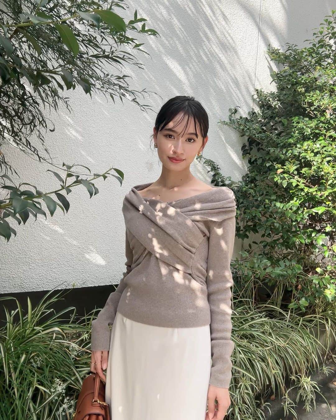 shihori.kathleenのインスタグラム：「🍃🌿🪷🌿🍃  木漏れ日と鎖骨綺麗に見える上品ニット🤍✨ 最近は光がほんとに綺麗☺️」