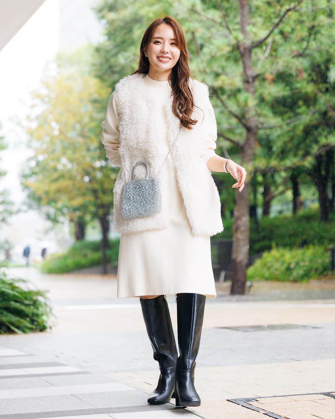 のインスタグラム：「スタイリストが紹介する❣️プチプラ・コスパ最強のワンピース🙋‍♀️ . お待たせしましました🙇‍♂️ 好評連載中のプチプラ・コスパシリーズのお時間です🙋‍♂️ . 今宵は、休日ワンピースをプチプラでお探しの女子👩👩‍💼🤱は必見です👀 . 僕の審美眼に叶うプチプラだけど高見え間違いなし❣️のワンピース🙋‍♀️ ※僕は安いモノは紹介しても、安っぽいモノを紹介していない絶対的な自負がありますのでご安心下さい♡ . メモメモ📝 . ズバリ❣️ こちらがお勧めです💁‍♂️ . ■ ユニクロ 商品名:スフレヤーンワンピース（スムース・長袖） 価格:4,990円税込 推奨カラー:オフホワイト・ブラック サイズ:XS〜3XL ※実店舗及びユニクロオンラインで扱いがあります。 . 昨年も人気だったこちらのワンピース、今年もお勧めです🙋‍♀️ . スムース素材ゆえに肌触りも良く、ロングブーツ👢と合わせることで女子会やデート👫♡でも使えるお出掛けワンピースに昇華します🙋‍♂️ . 目立った欠点もなく、もちろんシワにもなりにくくご自宅洗いも可能、まさにお値段以上にコスパ優秀💮高見え&オシャレ見えに間違いありません🙋‍♀️ . 素直に信じるあなたにハッピーが訪れてますよん♡ . #プチプラコーデ #プチプラファッション #ユニジョ #ザラジョ #ママコーデ #ママファッション #ワーママ #東京ママ #プレママ #新米ママ #ワーママ #男の子ママ #女の子ママ #アラサー女子 #アラサーコーデ #アラフォー女子 #アラフォーコーデ #アラフォーファッション #アラフィフコーデ #オフィスカジュアル #きれいめコーデ #綺麗めコーデ #きれいめカジュアル #大人女子コーデ #休日コーデ #30代コーデ #30代ファッション #公園コーデ #卒花嫁レポ #花嫁準備 #転勤族の妻」