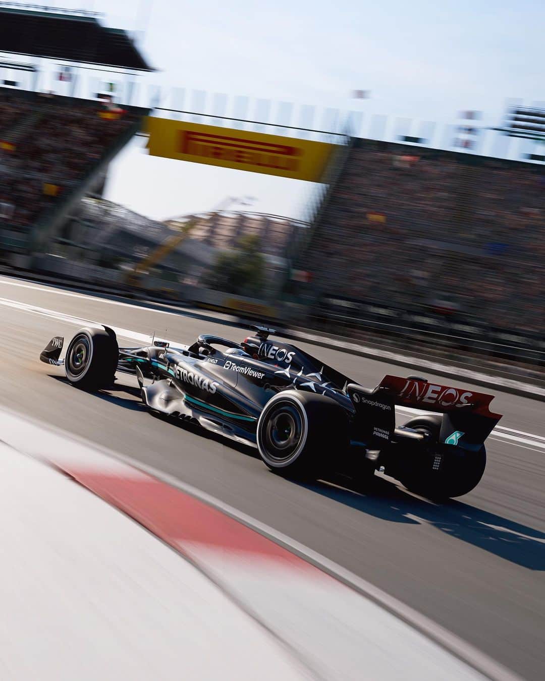 MERCEDES AMG PETRONASさんのインスタグラム写真 - (MERCEDES AMG PETRONASInstagram)「¡Viva México! 💚🤍❤️ Who’s hyped to see the W14 back on track this weekend? 🖤」10月26日 20時24分 - mercedesamgf1