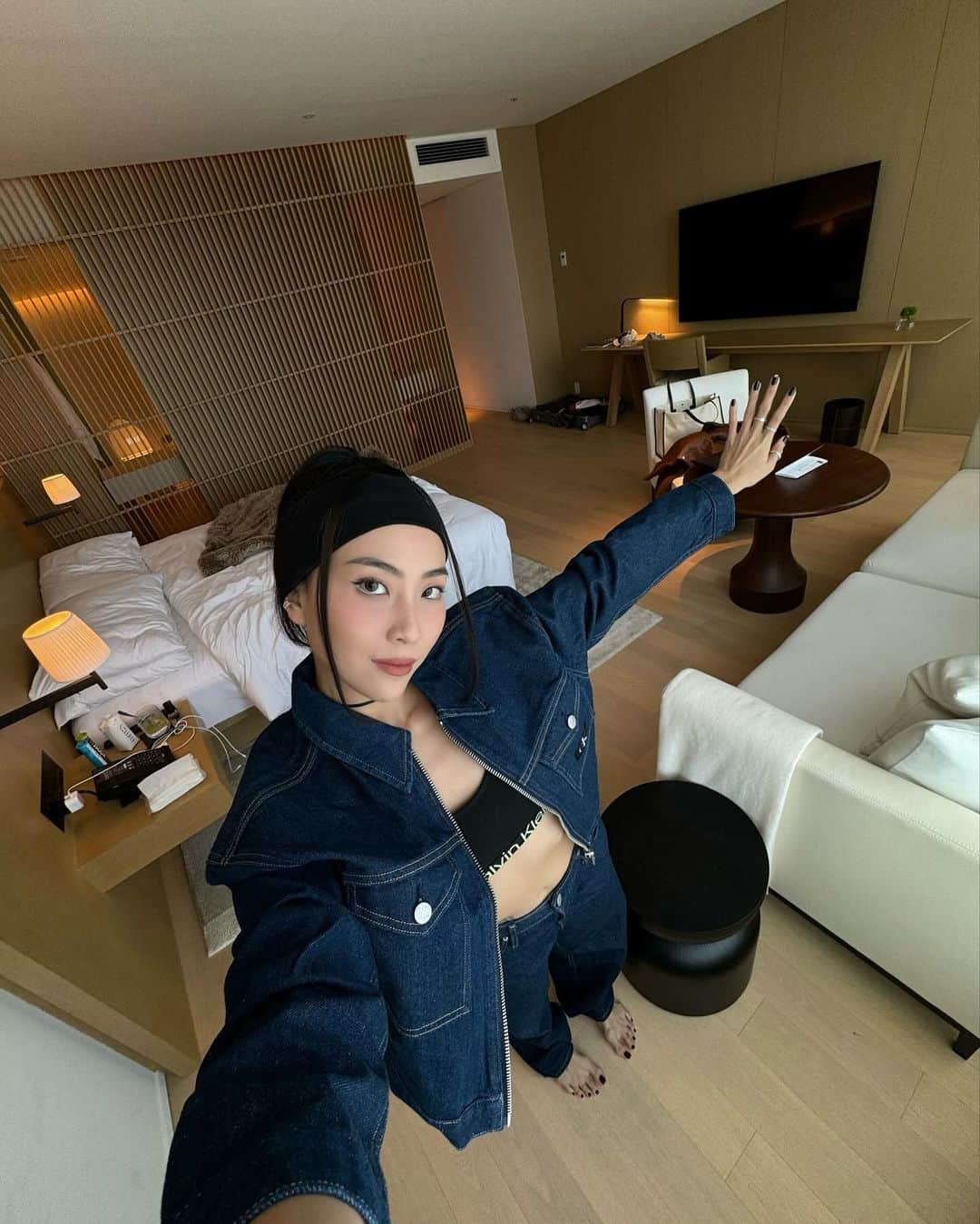 ソニアのインスタグラム：「Of solo breakfasts, mismatched socks, and people who always feel like home 🦋」