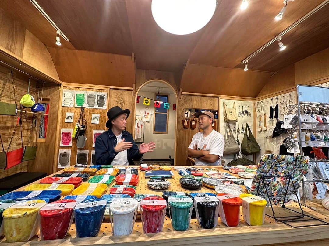 深町健二郎さんのインスタグラム写真 - (深町健二郎Instagram)「「猫のように生きる」の収録で、GOOD DAILY HUNTの林博之さんを訪ねた。  前原駅近くでアウトドアグッズを扱いながら、間伐材や海洋ゴミを利用した商品開発やイベントを行うなど、相変わらず縦横無尽な活動を元気にやっている。  その原動力は"如何に楽しくやるか"にある。  その原点となった、歩いて日本を横断するという、まるで現代の伊能忠敬のような実録話は面白かった。一見修行のようにも聞こえるが、様々な人との出会いや、寺ではなくスナック活用法など、独創的で自由な旅の経験が間違いなく今に活かされている。  その辺りの詳細は是非改めて配信にて！」10月26日 20時25分 - kenjirofukamachi