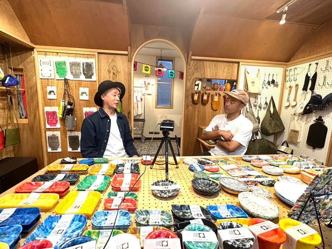深町健二郎のインスタグラム：「「猫のように生きる」の収録で、GOOD DAILY HUNTの林博之さんを訪ねた。  前原駅近くでアウトドアグッズを扱いながら、間伐材や海洋ゴミを利用した商品開発やイベントを行うなど、相変わらず縦横無尽な活動を元気にやっている。  その原動力は"如何に楽しくやるか"にある。  その原点となった、歩いて日本を横断するという、まるで現代の伊能忠敬のような実録話は面白かった。一見修行のようにも聞こえるが、様々な人との出会いや、寺ではなくスナック活用法など、独創的で自由な旅の経験が間違いなく今に活かされている。  その辺りの詳細は是非改めて配信にて！」