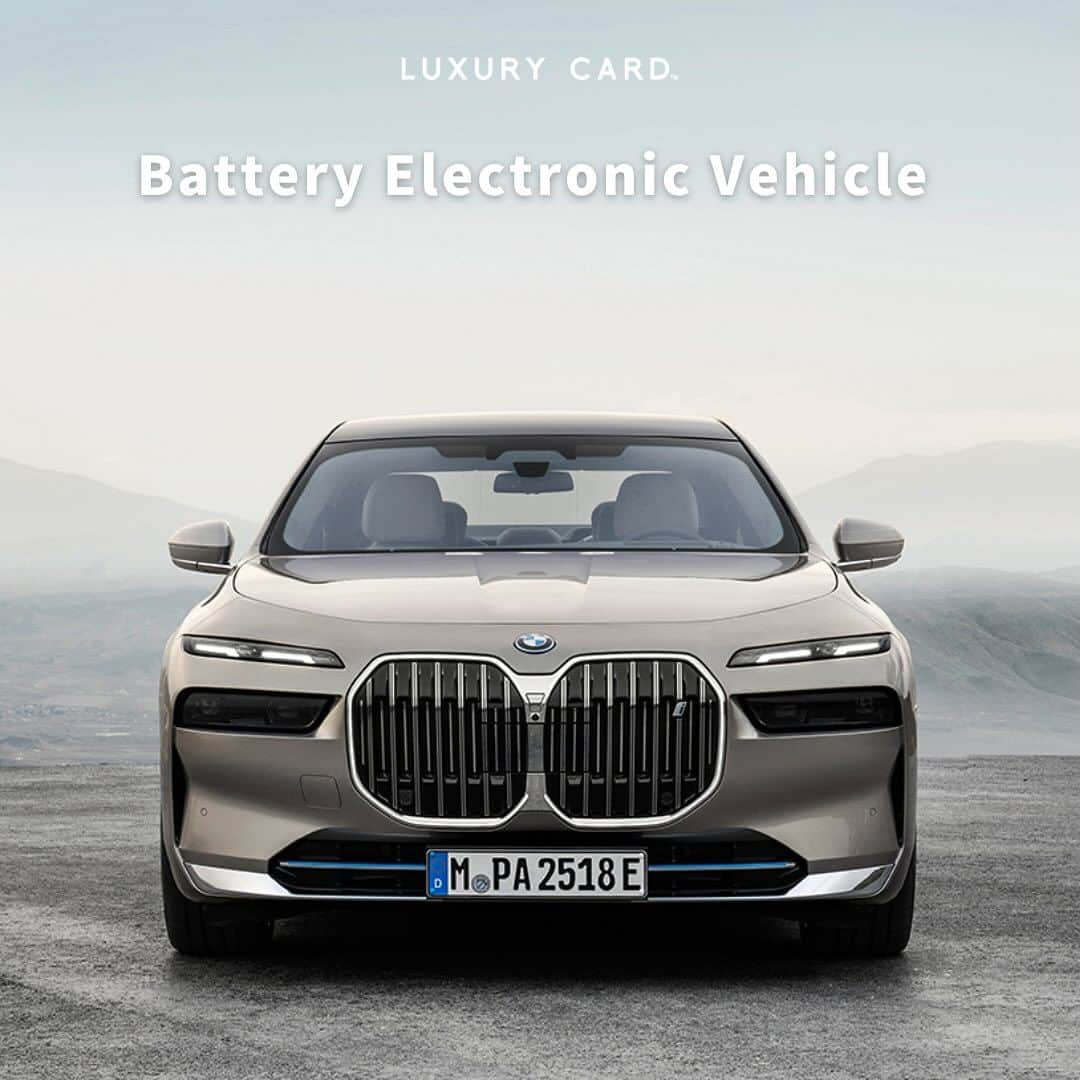 Luxury Card Japanさんのインスタグラム写真 - (Luxury Card JapanInstagram)「【業界をリードする次世代電動車３選！🚘】  電動化という大きな転換期にある車の世界。今回は業界をけん引している次世代電動車3選をご紹介！  ⓵BMWの完全電動セダン「i7 xDrive 60」（2023年型）  世界的に供給不足が懸念されているレアアースを使わずにモーターを製造し、最高出力536馬力、最大トルク744Nm。つまりこの全輪駆動車は、直線ではスーパーカー並みの性能を発揮します。（静止状態からわずか4.5秒で時速約97kmに加速） 「i7 xDrive60」は、ハイスペックにしてラグジュアリーな、大人のセダン。  ⓶PHEVの2023年型「レンジローバー・スポーツ・P440eエレクトリック・ハイブリッド」  走行状況に合わせてエンジン、トランスミッションなどを自動調整するシステムで、「砂地」「雪・草地・砂利」「泥」などのモードが用意。 最高出力434馬力、最大トルク約840Nmを生み出し、電気だけでも約97kmの航続が可能です。 れっきとしたラグジュアリーSUVでもあり、それにふさわしい快適装備や最先端の機能も完備。（アクティブ・ノイズ・キャンセリング、ヒーター＋クーラー＋マッサージ機能付きのフロントシート、空気清浄システムなど）。  ⓷最新SUVボルボ「EX90 」（2024 年型）  グレードは「ノーマル」と「パフォーマンス」の２つが用意される見込み。「ノーマル」は最高出力402馬力、最大トルク770Nm。「パフォーマンス」では496馬力、最大トルク910Nm。 安全性に関してボルボは引き続き業界をリード。現段階で搭載が予定されているのは、ドライバーの注意散漫などを検知するカメラ、子どもやペットの置き去りを防ぐ車内レーダーシステム、自律走行に必須のハードウェア一式など。  ▶ラグジュアリーカードについてもっと知りたい方は @luxurycardjapan のプロフィールリンクからご覧いただけます。 期間限定優待やトラベル・ダイニング・ライフスタイル優待を毎日更新中！  #bmw  #landrover #rangerover  #volvo #セダン #ランドローバー #レンジローバー #ボルボ #SUV #BEV #HV #EV #電動車 #電気自動車 #バッテリー電気自動車 #ハイブリッド車 #高級車 #ラグジュアリーカー #スポーツカー #車 #外車 #高級SUV #高級 #ラグジュアリーカード」10月26日 20時25分 - luxurycardjapan