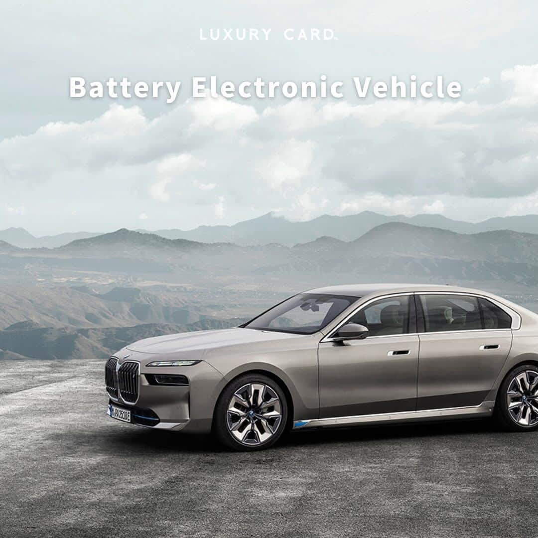 Luxury Card Japanさんのインスタグラム写真 - (Luxury Card JapanInstagram)「【業界をリードする次世代電動車３選！🚘】  電動化という大きな転換期にある車の世界。今回は業界をけん引している次世代電動車3選をご紹介！  ⓵BMWの完全電動セダン「i7 xDrive 60」（2023年型）  世界的に供給不足が懸念されているレアアースを使わずにモーターを製造し、最高出力536馬力、最大トルク744Nm。つまりこの全輪駆動車は、直線ではスーパーカー並みの性能を発揮します。（静止状態からわずか4.5秒で時速約97kmに加速） 「i7 xDrive60」は、ハイスペックにしてラグジュアリーな、大人のセダン。  ⓶PHEVの2023年型「レンジローバー・スポーツ・P440eエレクトリック・ハイブリッド」  走行状況に合わせてエンジン、トランスミッションなどを自動調整するシステムで、「砂地」「雪・草地・砂利」「泥」などのモードが用意。 最高出力434馬力、最大トルク約840Nmを生み出し、電気だけでも約97kmの航続が可能です。 れっきとしたラグジュアリーSUVでもあり、それにふさわしい快適装備や最先端の機能も完備。（アクティブ・ノイズ・キャンセリング、ヒーター＋クーラー＋マッサージ機能付きのフロントシート、空気清浄システムなど）。  ⓷最新SUVボルボ「EX90 」（2024 年型）  グレードは「ノーマル」と「パフォーマンス」の２つが用意される見込み。「ノーマル」は最高出力402馬力、最大トルク770Nm。「パフォーマンス」では496馬力、最大トルク910Nm。 安全性に関してボルボは引き続き業界をリード。現段階で搭載が予定されているのは、ドライバーの注意散漫などを検知するカメラ、子どもやペットの置き去りを防ぐ車内レーダーシステム、自律走行に必須のハードウェア一式など。  ▶ラグジュアリーカードについてもっと知りたい方は @luxurycardjapan のプロフィールリンクからご覧いただけます。 期間限定優待やトラベル・ダイニング・ライフスタイル優待を毎日更新中！  #bmw  #landrover #rangerover  #volvo #セダン #ランドローバー #レンジローバー #ボルボ #SUV #BEV #HV #EV #電動車 #電気自動車 #バッテリー電気自動車 #ハイブリッド車 #高級車 #ラグジュアリーカー #スポーツカー #車 #外車 #高級SUV #高級 #ラグジュアリーカード」10月26日 20時25分 - luxurycardjapan