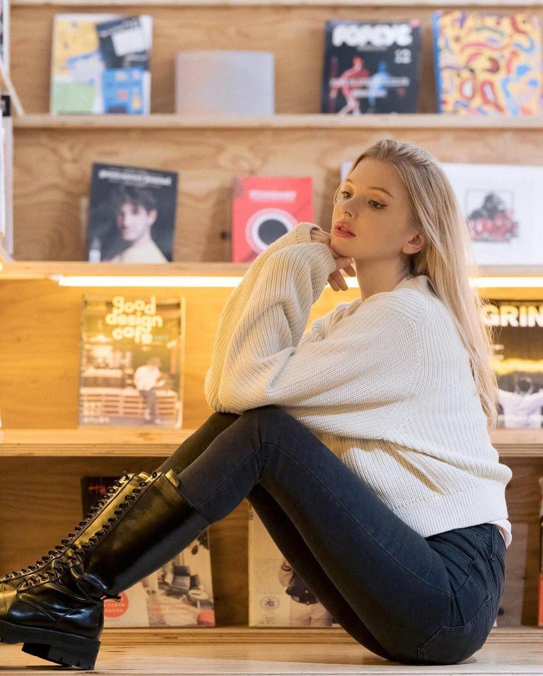 リリ・ヨハンソンのインスタグラム：「Thank you all for your recommendations regarding the lawsuit. It will take me some time to go through everything. I am pretty overwhelmed, but I just want you to know I’m so grateful for your help and I’ll keep you updated if I find someone suitable *fingers crossed* 🩷   Also, I’d like to give a big shoutout to my amazing friend Chika @photogenique__ who recently held a fundraiser in my honor 🫶🏻   All your donations and shares are what make a difference in my life, and chance of getting surgery, so thank you so much for the continued support 🤍  *photos from when I could be upright all day and still bend my back 😞」