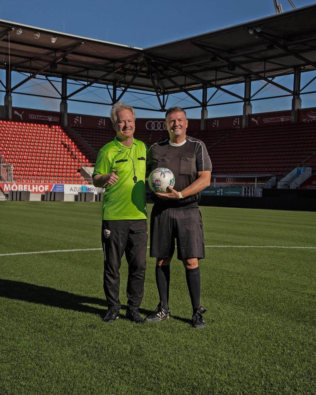 FCインゴルシュタット04のインスタグラム：「📣 Ohne Schiris geht's nicht! 💯⚽ Deswegen möchten wir uns an der Stelle bei Georg #Pegelhoff und Martin #Waldstein bedanken, die sinnbildlich für alle 13 aktiven #Schanzer Schiedsrichter stehen. #RespektSchiri! 🤜🏼🤛🏼⚫🔴 ___  Jetzt ist's an unseren Partnervereinen @tsvoberunterhaunstadt, @svhundszell1971, @tsvabensberg, @fcschweitenkirchen, @vfbeichstaett_1920: Zeigt uns eure Schiris! 📸💪 . . #Schanzer #schanzerdassindwir #Schanzerfürimmer #ingolstadt #FCI #FCIngolstadt #soccer #fussball #football #futbol #Liga3 #3Liga #respektschiri #leitedasspiel #zeigtunsdiegesichtereurerschiris @dfb @3.liga」