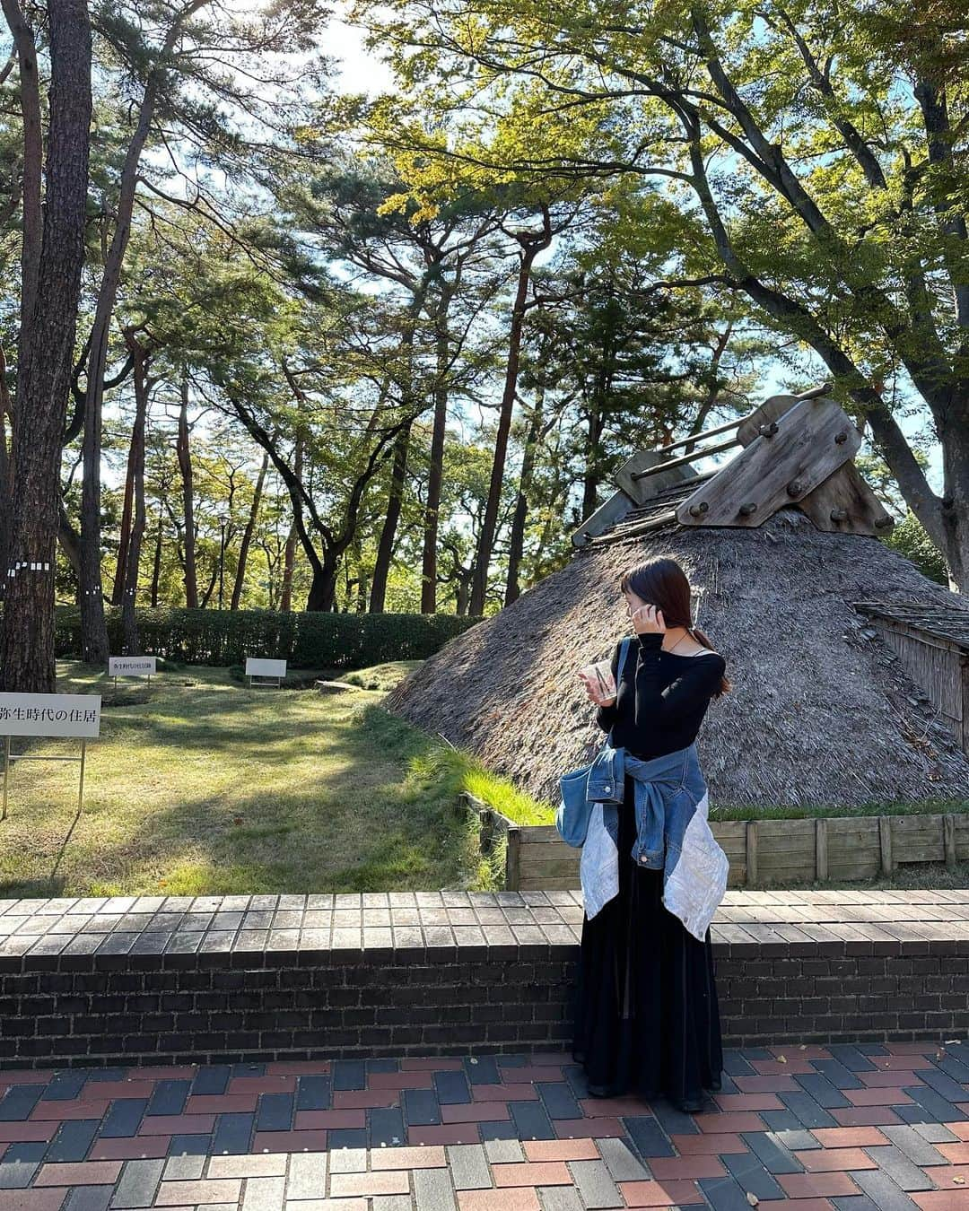 miho uesugiのインスタグラム：「歴史を学びに✏️ こちらは弥生時代の住居です。 ㅤㅤㅤㅤㅤㅤㅤㅤㅤㅤㅤㅤㅤ @pasterip のTulle docking sheer skirt 本当に買って良かった…！！ 揺れ感とドッキングされた生地が可愛い、伸縮性があって履き心地が良い、下半身が細く見える、と良いこと尽くめです。  ㅤㅤㅤㅤㅤㅤㅤㅤㅤㅤㅤㅤㅤ  #pasterip#oneme#コーディネート#今日のコーデ#大人カジュアル#カジュアルコーデ#ブラック#モノトーン#モノトーンコーデ#ブラックコーデ#ブーツ#休日#弥生時代」