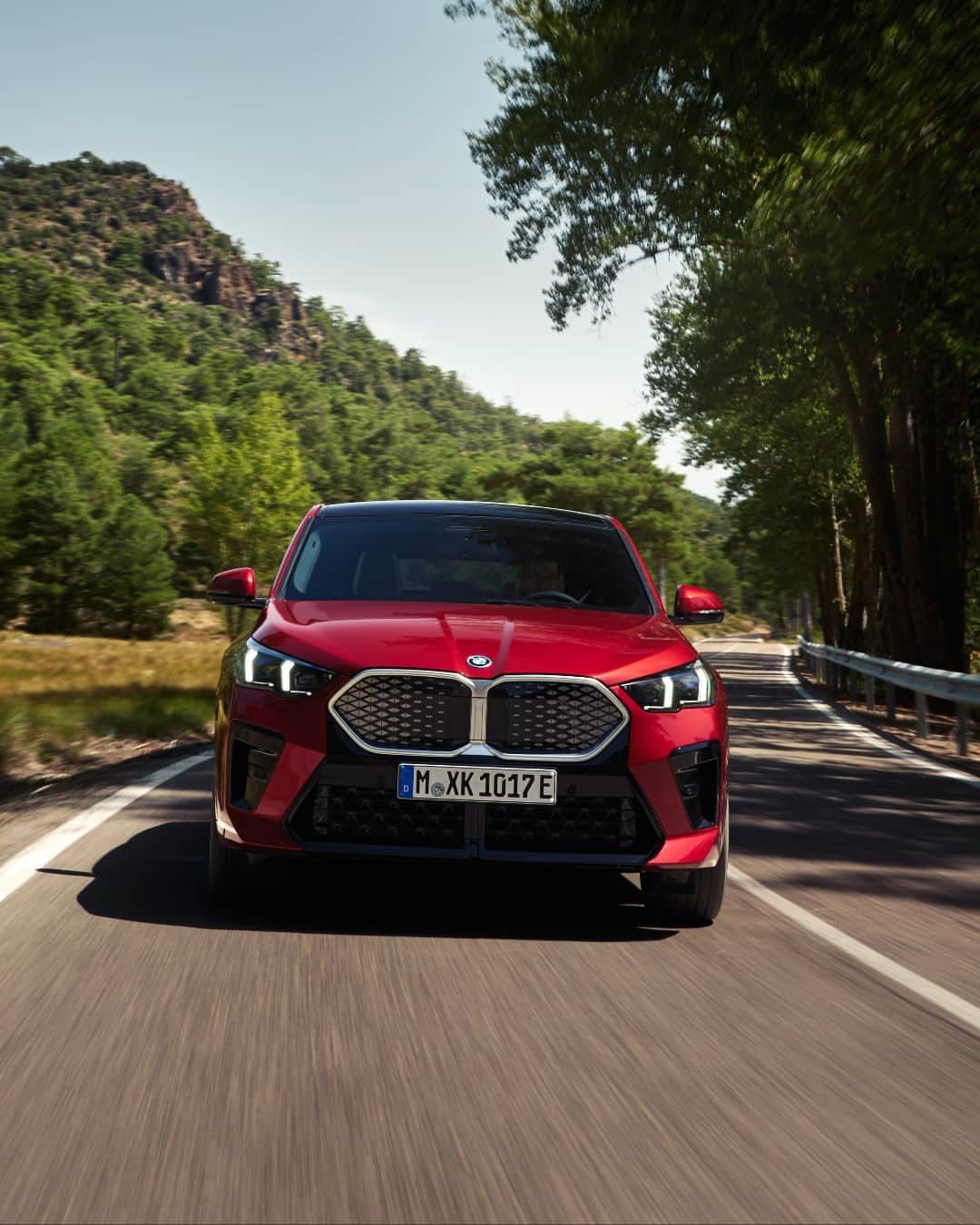 のインスタグラム：「Distinctive, sporty and powerful ⚡️🏁 The first-ever BMW iX2.100% electric.  #BMW #THENEWiX2 #BMWiX2 #BMWi __ BMW iX2 xDrive30: Combined power consumption: 17.7–16.3 kWh/100 km. Combined CO2 emissions: 0 g/km. Electric range: 417–449 kilometers. All data according to WLTP. Further info: www.bmw.com/disclaimer」