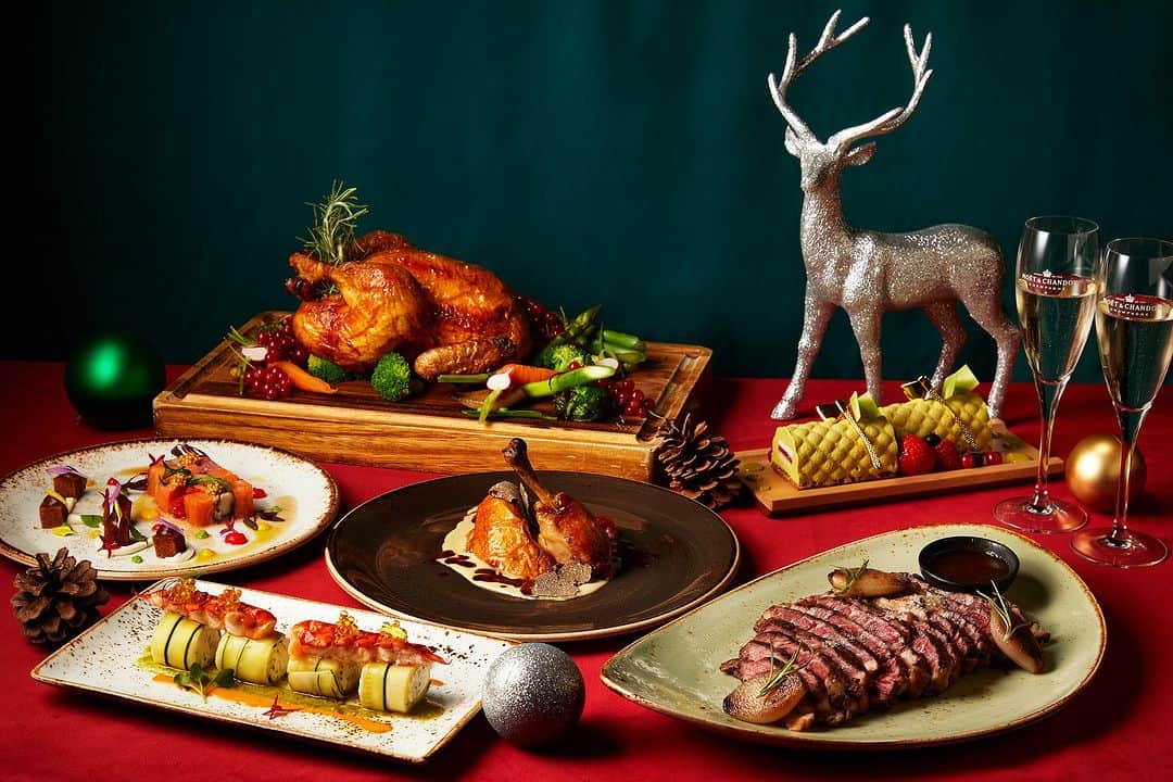 ANAインターコンチネンタルホテル東京のインスタグラム：「🎄✨ 今年のクリスマスは、ザ・ステーキハウスで贅沢なひとときを楽しんでみませんか？ 🍽️✨ コースのメイン料理は、贅沢なステーキとローストチキンのいずれかからお選びいただけます。 クリスマスらしい前菜とデザートのセレクションもご用意しています。🎄  ワイン愛好家にはたまらない！ 🍷 カリキュレートされたワインのペアリングセットをご提供します。 ノンアルコールをご希望の方に 🍹 ノンアルコールのペアリングもご用意しています。  12月23日と12月24日限定のコース、ご予約はお早めに！ 🧑🏻‍🎄 📎https://bit.ly/496oQpA  🎄✨ This Christmas, why not treat yourself to a luxurious evening at The Steakhouse? 🍽️✨ Indulge in a decadent steak or savour our roast chicken as your main course. We'll also be serving up a Christmas-themed selection of starters and desserts. 🎄  For wine enthusiasts: 🍷 We're offering curated wine pairing sets. For those preferring non-alcoholic options: 🍹 We've got you covered with non-alcoholic pairings.  Book your table now for a limited time only on December 23rd and 24th! 🧑🏻‍🎄 📎https://bit.ly/3SdrLqt  #ANAインターコンチネンタルホテル東京 #ザステーキハウス #クリスマスコース #特別な夜 #クリスマスディナー #美食 #ワイン愛好家 #クリスマスの味 #ChristmasinTokyo #Christmaseveinjapan #Christmasdinner」