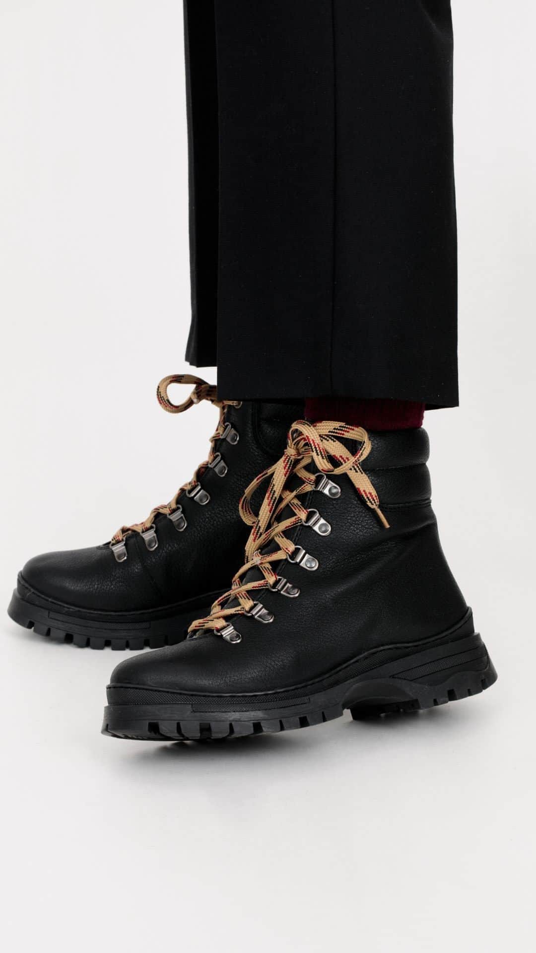テーリポルキのインスタグラム：「Warm merino wool lining, waterproof suede and durable rubber and Vibram soles. Winter boots now available at terhipolkki.com 🥾❄️」