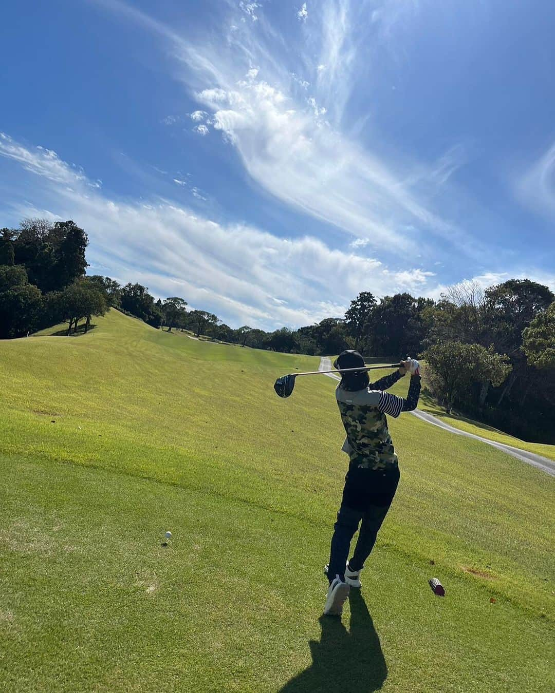 山田恵里さんのインスタグラム写真 - (山田恵里Instagram)「⛳️第1回ゴルフ研修会⛳️ 左初ラウンドは右初ラウンドより41打少なかったです😆😂笑 日々成長出来るように研究研究。 @hase.5  @m28t_1110  2人ともありがとう☺️🫰 第2回もよろしく⛳️   #一喜一憂  #忘れ物注意  #小銭持ち歩こう  #グリーンフォークプロ  #ゴルフって楽しい」10月26日 20時31分 - eriyamada19