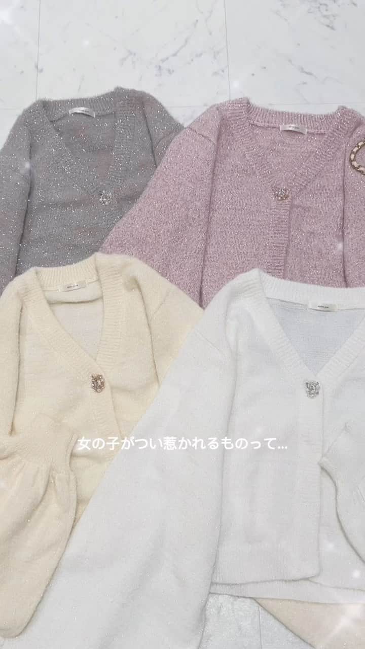 apres jour(アプレジュール) のインスタグラム：「【new arrival🎀】10/26(thu)21:00〜 ⁡ ◆大人気のビジューボタンつきカーディガンが新登場♡ ⁡ キラキラ光るビジューボタンが目を引く可愛らしいアイテムです！  お袖はたぽっとゆとりのあるお作りとなっており、自然と萌え袖になるシルエットで フェミニン要素の高いデザインに。  オフホワイト、ベージュはシルバービジューボタン。 ピンク、アイボリーはゴールドビジューボタン。  ビジューボタンからしたには、表見えしないスナップボタンが付いており、 ボトムにインするスタイルでもすっきり見えします。  首元は浅すぎず深すぎずのVネックデザインになっております。 タートルネックのインナーやトップスを合わせても 窮屈感なく着用いただけます◎  ⁡ ⁡ #キラキララメニットカーディガン 商品番号🔎984900 サイズ…F/XL ¥4,995(taxin) ⁡ ⁡ こちらの画像はインスタ用に加工しておりますので、カラーの雰囲気が実際の商品と異なる場合がございます。 商品ページにてカラーのご確認をお願い致します。 ⁡ #ZOZOでしか買えない #アプレジュール #アプレ部」