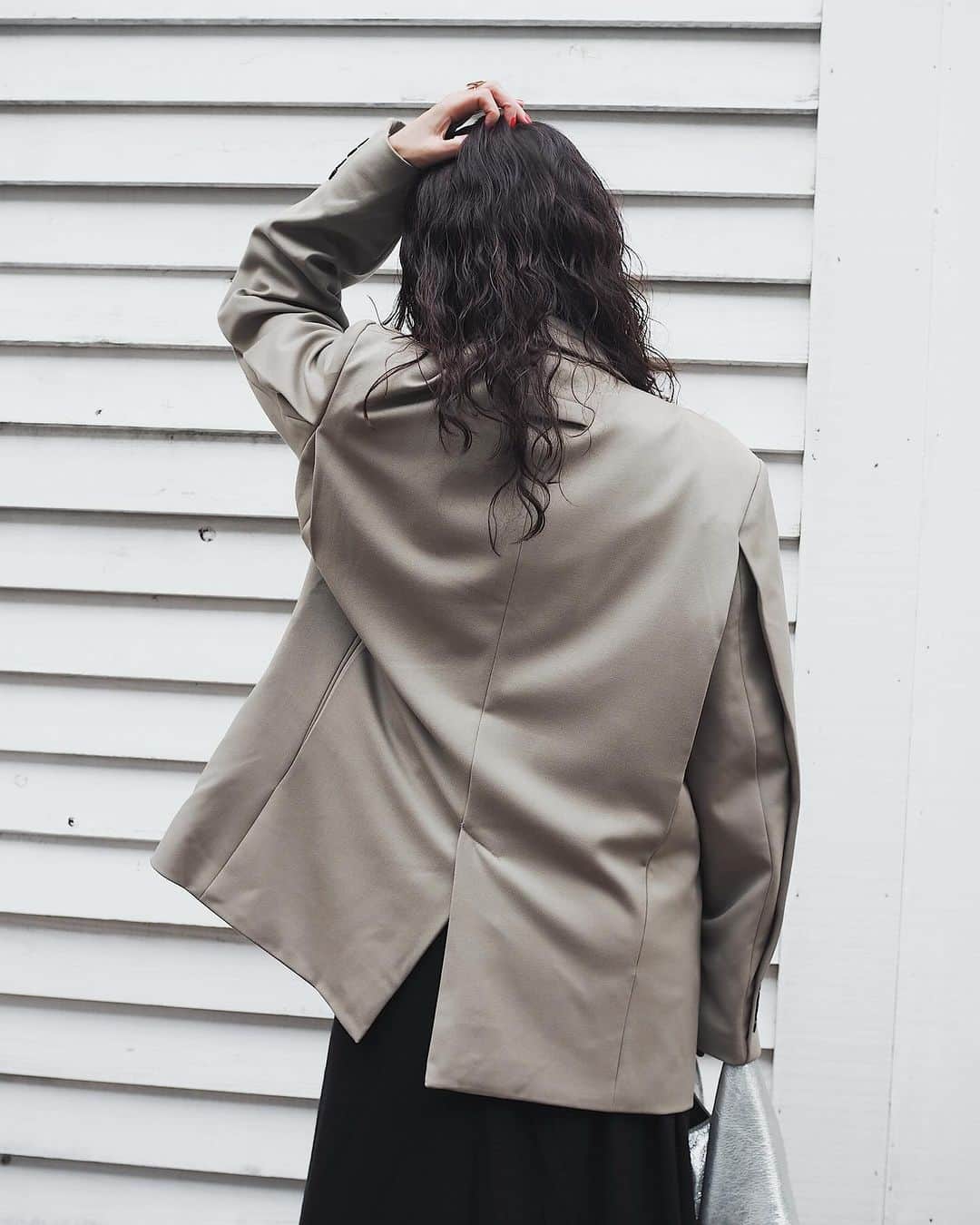 ai.takahashi328のインスタグラム：「細かなディテールに拘った服が好き🥰  お気に入りジャケットは　@lpdgem.official    　 ......美容室行きたい💇‍♀️唐突 　　  #ジャケットコーデ #lpdgem #mm6 #パーマヘア  #パーマスタイル #コーディネート #ラポドゥジェム  #40代コーデ #パーソナルスタイリスト」