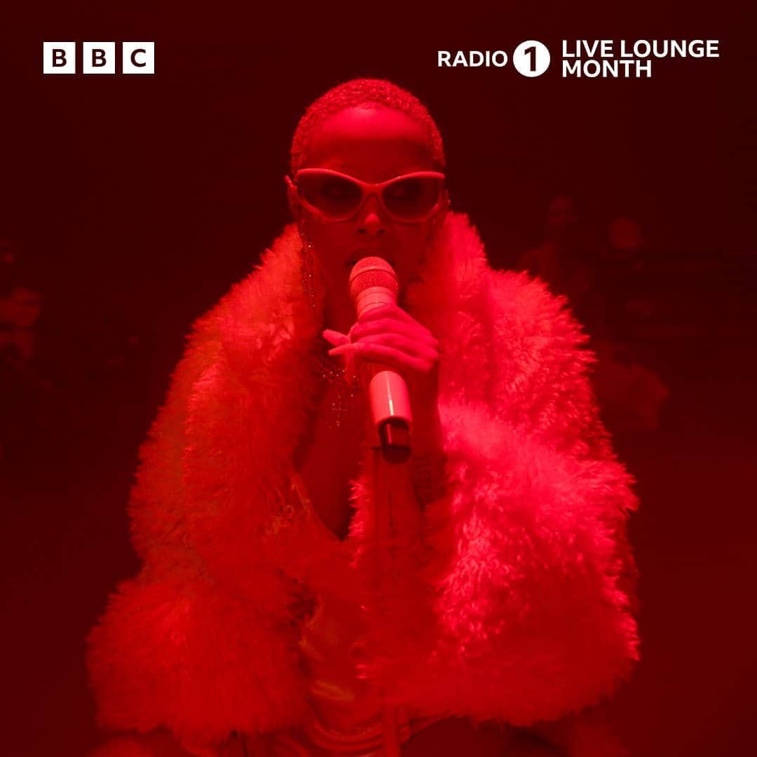 BBC Radioさんのインスタグラム写真 - (BBC RadioInstagram)「what a way to close #livelounge month 🤯❤️‍🔥  experience @dojacat’s performance rn on @bbcsounds and @bbciplayer 🫶」10月26日 20時33分 - bbcradio1