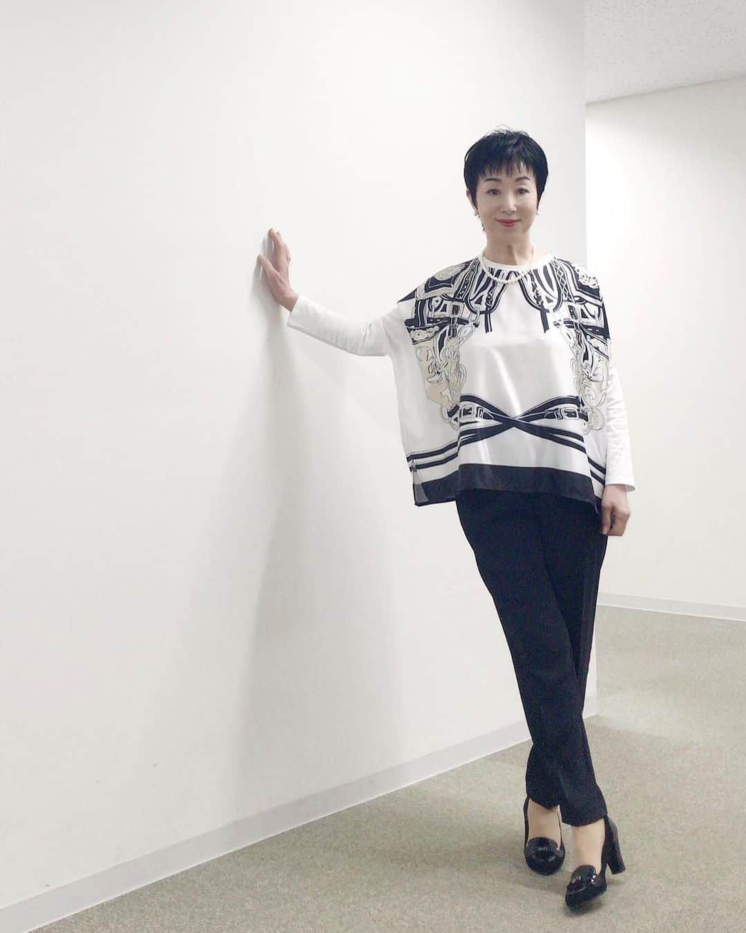 小川知子のインスタグラム：「仕事が終わったら我が家に直行。 夜に外食はあまり好きではない私。 作っておいた得意料理の 鳥もも肉のオレンジジュース煮で乾杯🥂  今日も皆様 お疲れ様〜  #鳥もも肉のオレンジ煮込み  #小川知子」