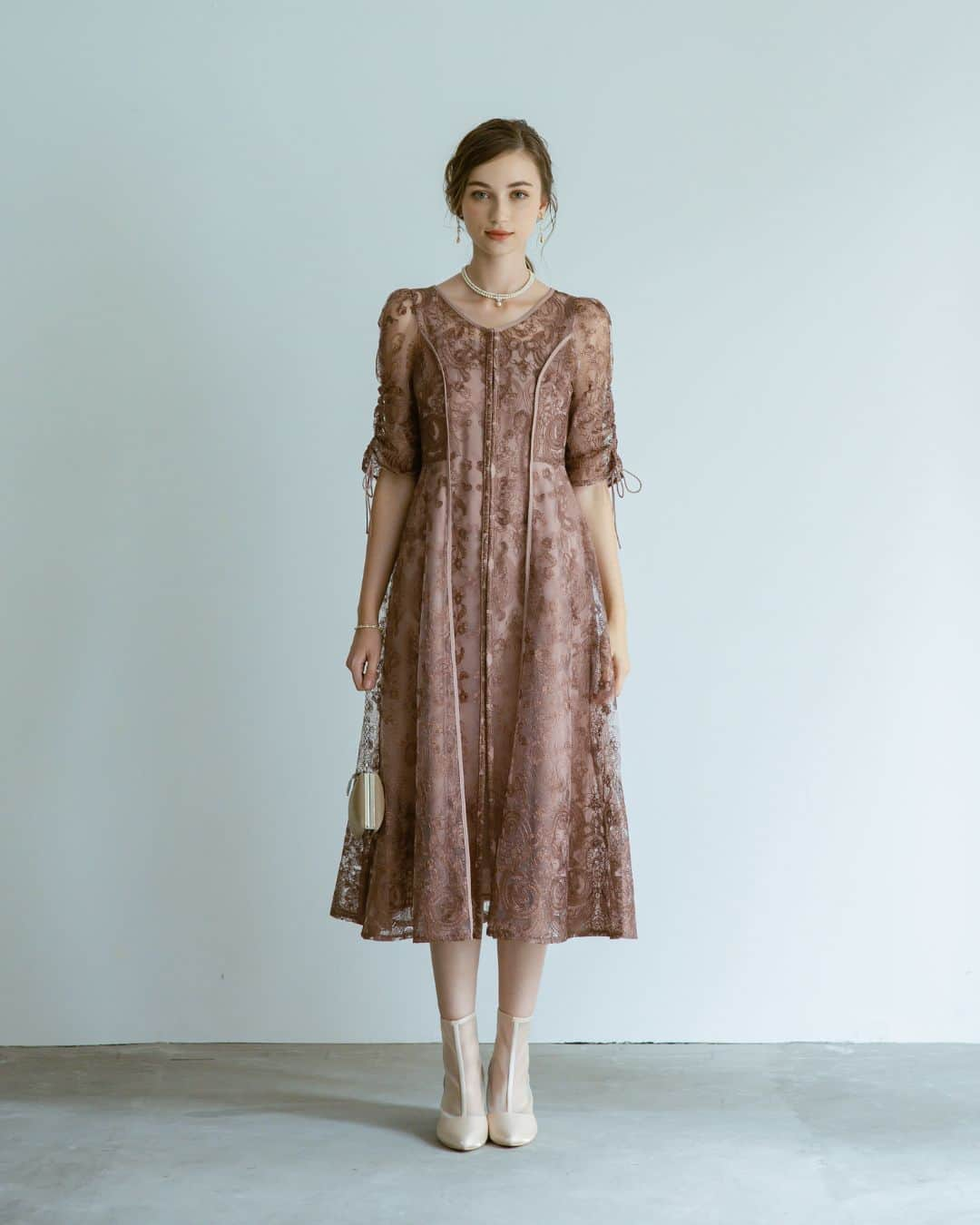 Dorry Dollさんのインスタグラム写真 - (Dorry DollInstagram)「【 9446 】  エンブロイダリーレイヤードドレス Embroidery Layered Dresses  繊細なレースデザインを全体に施された 女性らしい可愛さを引き出してくれるお呼ばれドレス👗🤍  光沢のある刺繍糸を使用することによって上品さをプラス✨ 前あきデザインになっている為 普段使いもしやすいオケージョンドレスです🌿  お呼ばれドレスを選ぶならDorryDollで決まり🤍 みなさんの着用の感想。 タグ付けお待ちしております♪  . ・ ・  #結婚式コーデ #結婚式ドレス #結婚式参列 #お呼ばれドレス #お呼ばれワンピ #フォーマルドレス #お食事会 #デートコーデ #ディナーコーデ #オケージョン #パーティードレス #ホカンス #新作ドレス #チラ見せ #dorrydoll #ドリードール」10月26日 20時45分 - dorry_doll_official