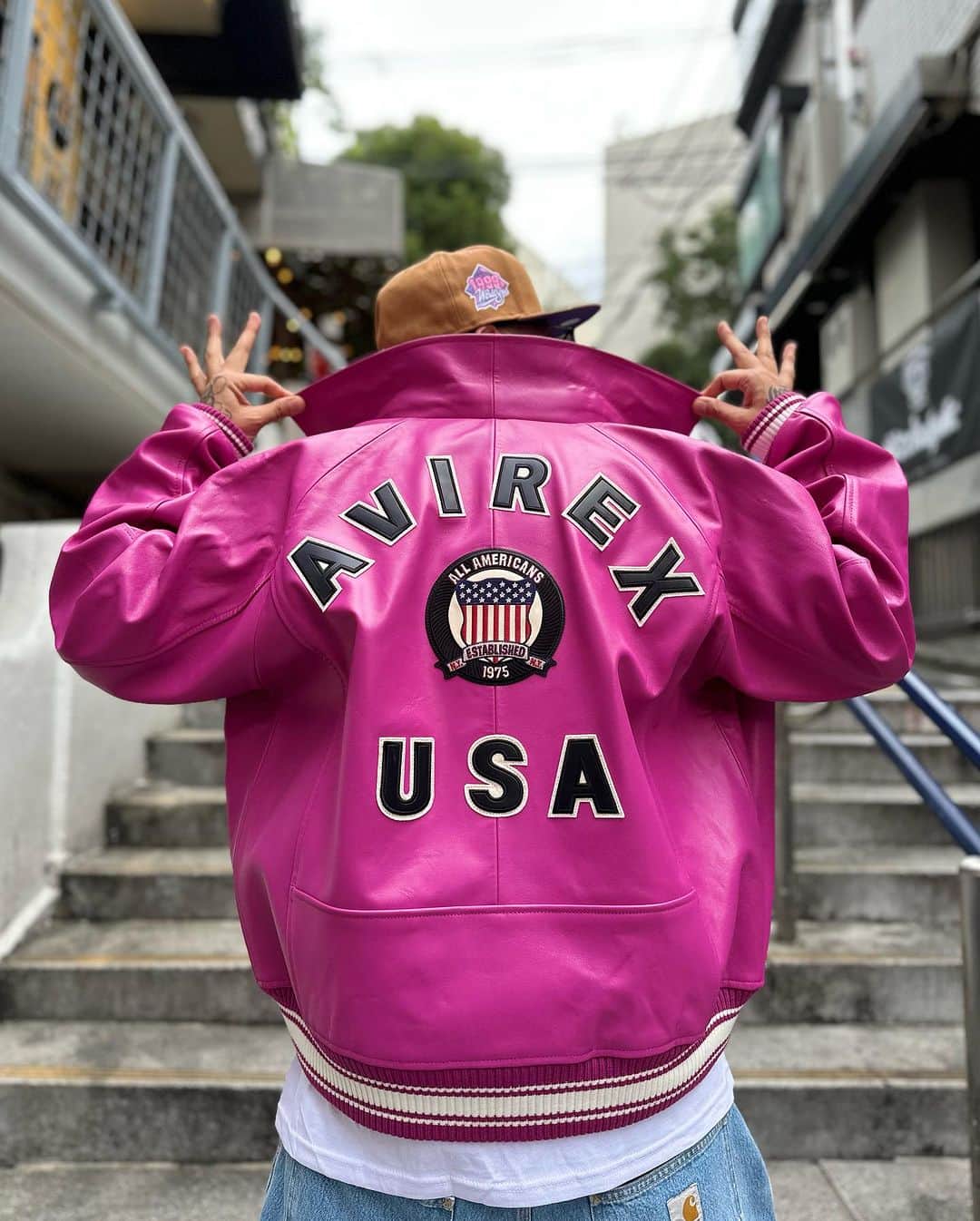 GROW AROUNDのインスタグラム：「AVIREX🪽  ICON JACKET   90s~00sのHIP HOPアーティストが次々と着用し、感度の高い人々にステイタスブランドとして愛用されています🤝  そんなAVIREXから代表作のアイコンジャケットが入荷致しました🔥  柔らかなフレンチラムレザーを採用したボディーにフロント・バックには高品質なエンブレムを用いております⚜️  USラインで厚みのあるしっかりとした生地と着心地で、日本とは異なったディテールとなっております。⚡️  BERRY🍓 TURQUOISE🦋 GLACIER🧊 MAZARINE BLUE🌎 JET BLACK🦅 の5色展開です！  明日10/27(金) 渋谷店・オンライン 12:00〜 発売開始致します👍  是非この機会をお見逃しなく⚠️」