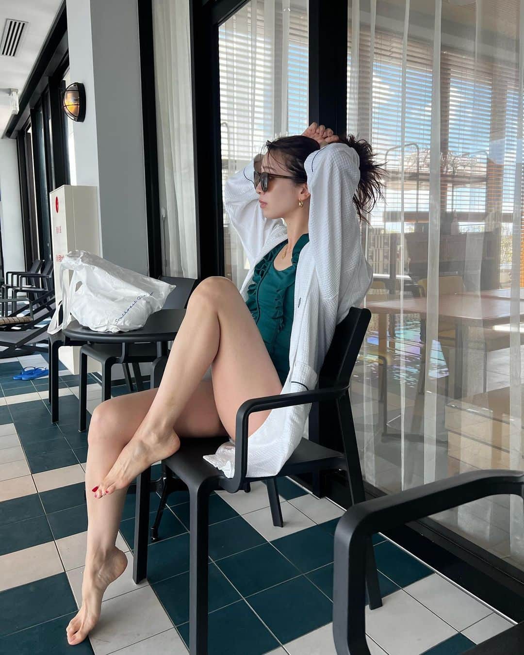石井亜美のインスタグラム：「🌺  引き続き沖縄pics📷 @southwestgrandhotel はプールも素敵だった…！  何やら気取っている写真が続いているので、 シーサーとのシュール3ショットも載せておきます(?)  #southwestgrandhotel #沖縄 #沖縄旅行 #那覇 #那覇ホテル #沖縄ホテル」