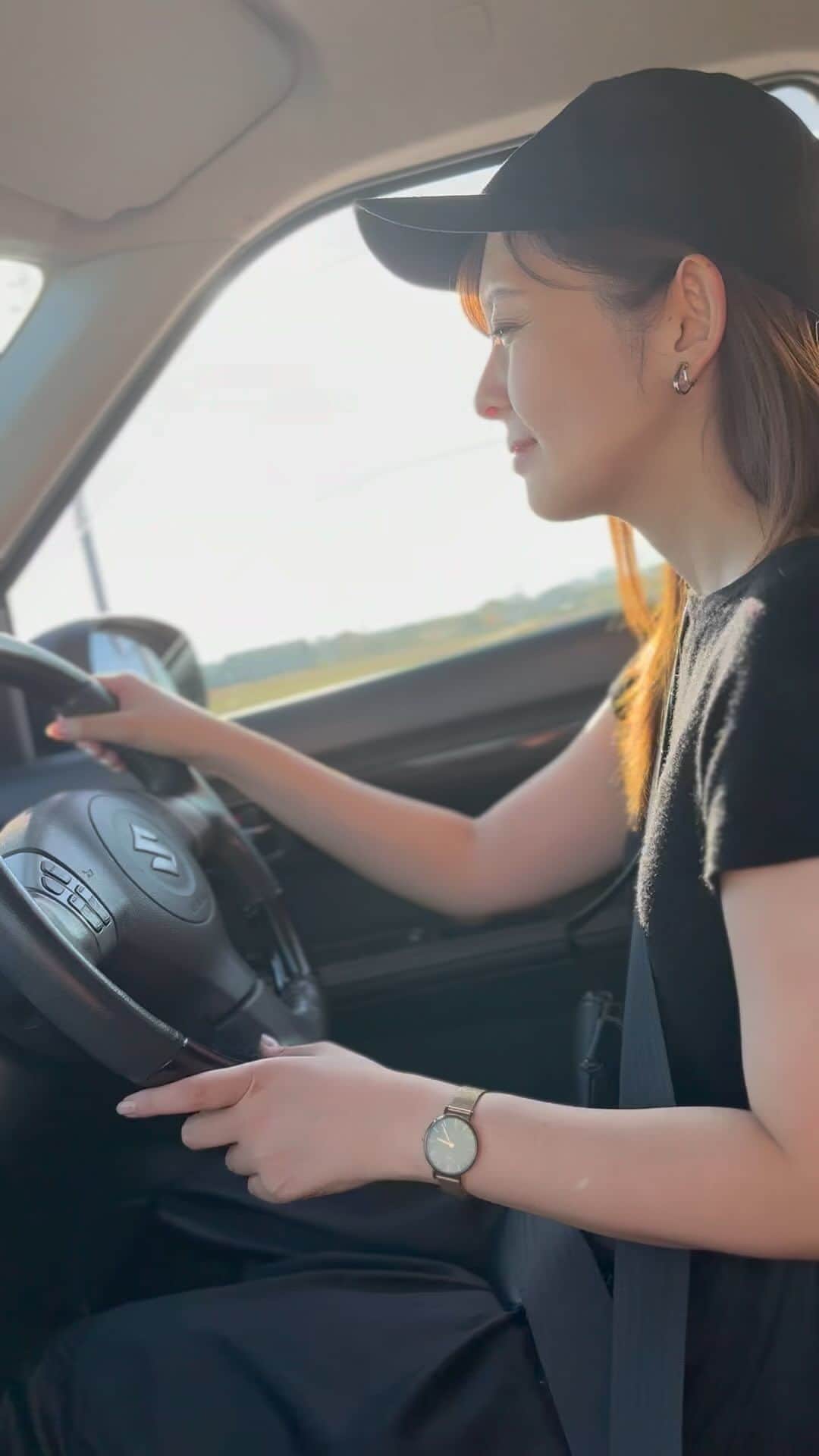 のインスタグラム：「三重県ただいま。  本日から 公演にむけて 三重で生活しまうす🏠🐭  稽古場まで毎日運転せなあかんからさ、 もう、すでに、 帰ってきてから3回運転しといた。笑 慣れとかなね。  運転、うマイカー？🚗  #三重生活スタート #1ヶ月は千穐楽 #助手席姪っ子　#カメラマン姪っ子 #姪っ子本日誕生日🫶」