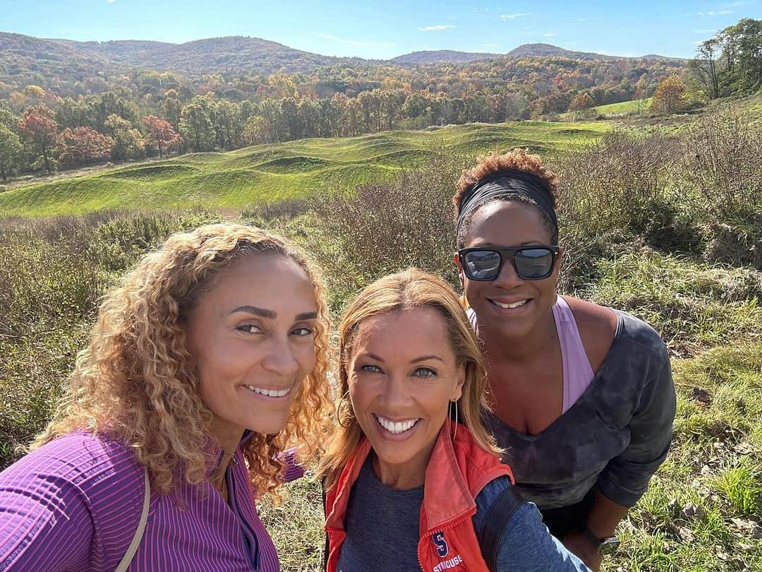 ヴァネッサ・ウィリアムスさんのインスタグラム写真 - (ヴァネッサ・ウィリアムスInstagram)「A lovely fall day in the sun celebrating friendship, appreciating art and soaking in the quiet country solitude ☀️」10月26日 20時38分 - vanessawilliamsofficial