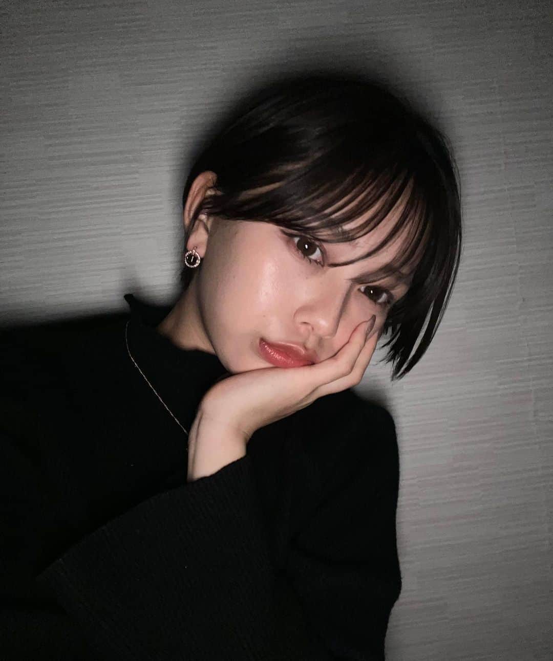 大平萌笑さんのインスタグラム写真 - (大平萌笑Instagram)「🌚🖤  . . . 4年ぶりにバッサリショート✂️ #ショートヘア #マッシュショート」10月26日 20時39分 - ohiramoe