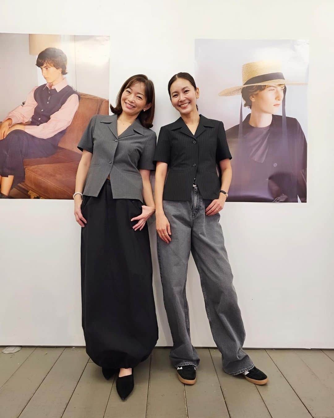 のインスタグラム：「純ちゃんと @blackbymoussy_official S/Sの展示会へ  @junsatoidea   ちょっと太めのジーンズが気分✨ セットアップで着ることができるジャケットと合わせてみました。  本格的な冬はこれからだけど、早く春夏物が着たくなっちゃった😆  @blackbymoussy_official」