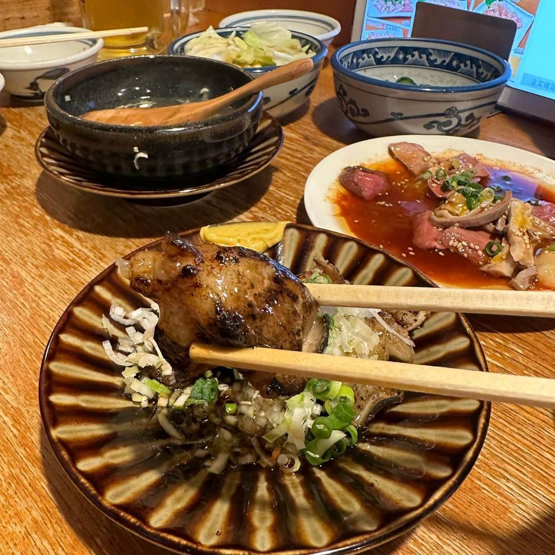 こちえさんのインスタグラム写真 - (こちえInstagram)「. . 肉刺しユッケの5種盛り🥹 新鮮で甘辛のタレと黄身と絡まって 美味し過ぎたぁぁぁ🥹❤️‍🔥❤️‍🔥  分厚くて柔らかな塩味の茹でタンと シロも絶対食べて欲しい🤤✨ 私的ベスト茹でたんのお店です🫶  他にも色々頼んで1人5000円は安すぎ、、 そんなに食べ無い人はもっとお安いと思う！  仕事帰りにぴったり過ぎるお店🫢❤️‍🔥  #自分で作った訳でも無いのにドヤ顔  #もつ千#もつ焼き#串焼き #茹でタン#牛タン#もつ煮  #赤坂グルメ#東京グルメ  #飲兵衛女子#グルメ女子 #居酒屋グルメ#居酒屋巡り #赤坂#東京 #yakitori#izakaya#pr #followme#japanesefood  #japantravel#japantrip  #japanesegirl#yummy  #roppongi#akasaka #tokyo#japan」10月26日 20時40分 - ___5ch1_ko