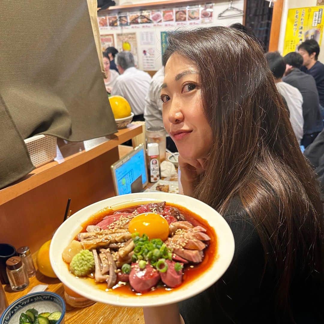 こちえのインスタグラム：「. . 肉刺しユッケの5種盛り🥹 新鮮で甘辛のタレと黄身と絡まって 美味し過ぎたぁぁぁ🥹❤️‍🔥❤️‍🔥  分厚くて柔らかな塩味の茹でタンと シロも絶対食べて欲しい🤤✨ 私的ベスト茹でたんのお店です🫶  他にも色々頼んで1人5000円は安すぎ、、 そんなに食べ無い人はもっとお安いと思う！  仕事帰りにぴったり過ぎるお店🫢❤️‍🔥  #自分で作った訳でも無いのにドヤ顔  #もつ千#もつ焼き#串焼き #茹でタン#牛タン#もつ煮  #赤坂グルメ#東京グルメ  #飲兵衛女子#グルメ女子 #居酒屋グルメ#居酒屋巡り #赤坂#東京 #yakitori#izakaya#pr #followme#japanesefood  #japantravel#japantrip  #japanesegirl#yummy  #roppongi#akasaka #tokyo#japan」