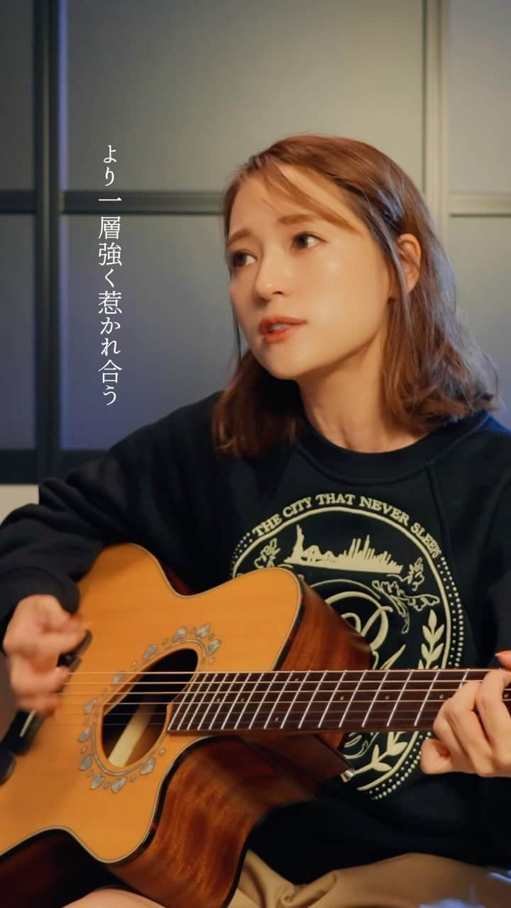 chayのインスタグラム：「これからYouTubeに弾き語りのカバーをUPしていきたいと思います🎤 歌って欲しい曲があったら是非コメントで教えてね♡ 今日は鬼レンチャンで歌ったPrisoner Of Love🎸 よかったらYouTubeのチャンネル登録とグッドボタンもお願いします😊✌︎」