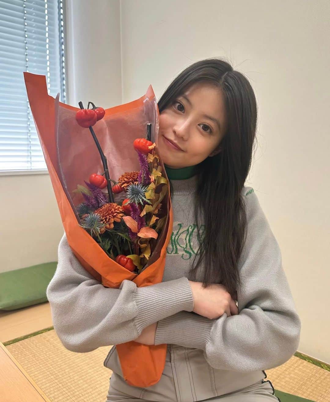 今田美桜のインスタグラム：「. 美桜ちゃんはもちろん可愛いしお花も可愛いしお花の抱え方も可愛い💐  #今田美桜」