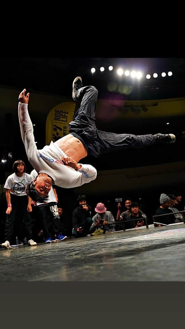 SNACK（野村直）のインスタグラム：「Powermove combination in Powermove osaka studio  🕺 @bboysnack  📍 @powermove_osaka   #powermove #airflare #breakin #breakdance #パワームーブ #ブレイクダンス #ブレイキン #diamondairflare #ダイヤモンドエアー #トーマス #ウインドミル #スワイプス #スワイプ #elbowairflare  #エルボーエアー 2045木 231026」