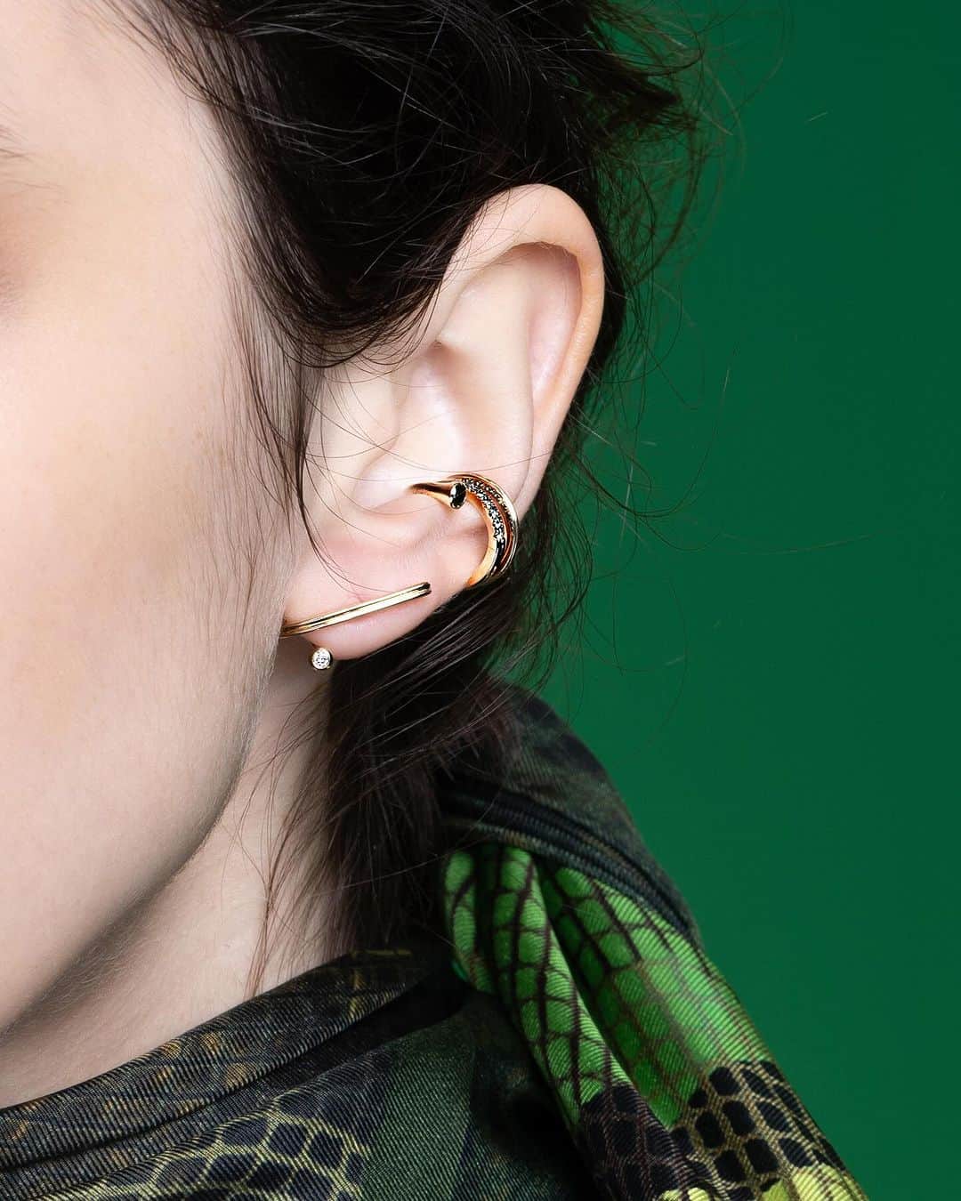 Hirotaka Jewelryのインスタグラム：「DROSERA EARRINGS AND CUFFS EMBRACE THE EAR IN THE ELEGANT COIL, UNVEILING ROUND DIAMONDS THAT SPARKLE LIKE MORNING DEW #hirotakajewelry」