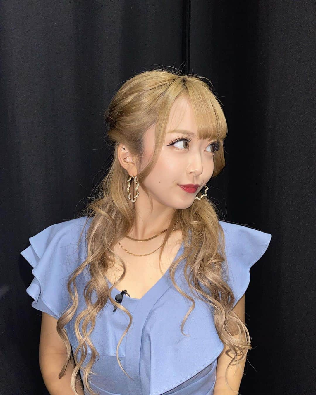 大木美里亜（みりちゃむ）のインスタグラム：「昨日は、今までやった事ない収録だった〜  Ryuyuのドレスで収録したよ〜 サイトではオフショルで着てるんだけど収録の時はオフショルにしないで着たっ🩵」