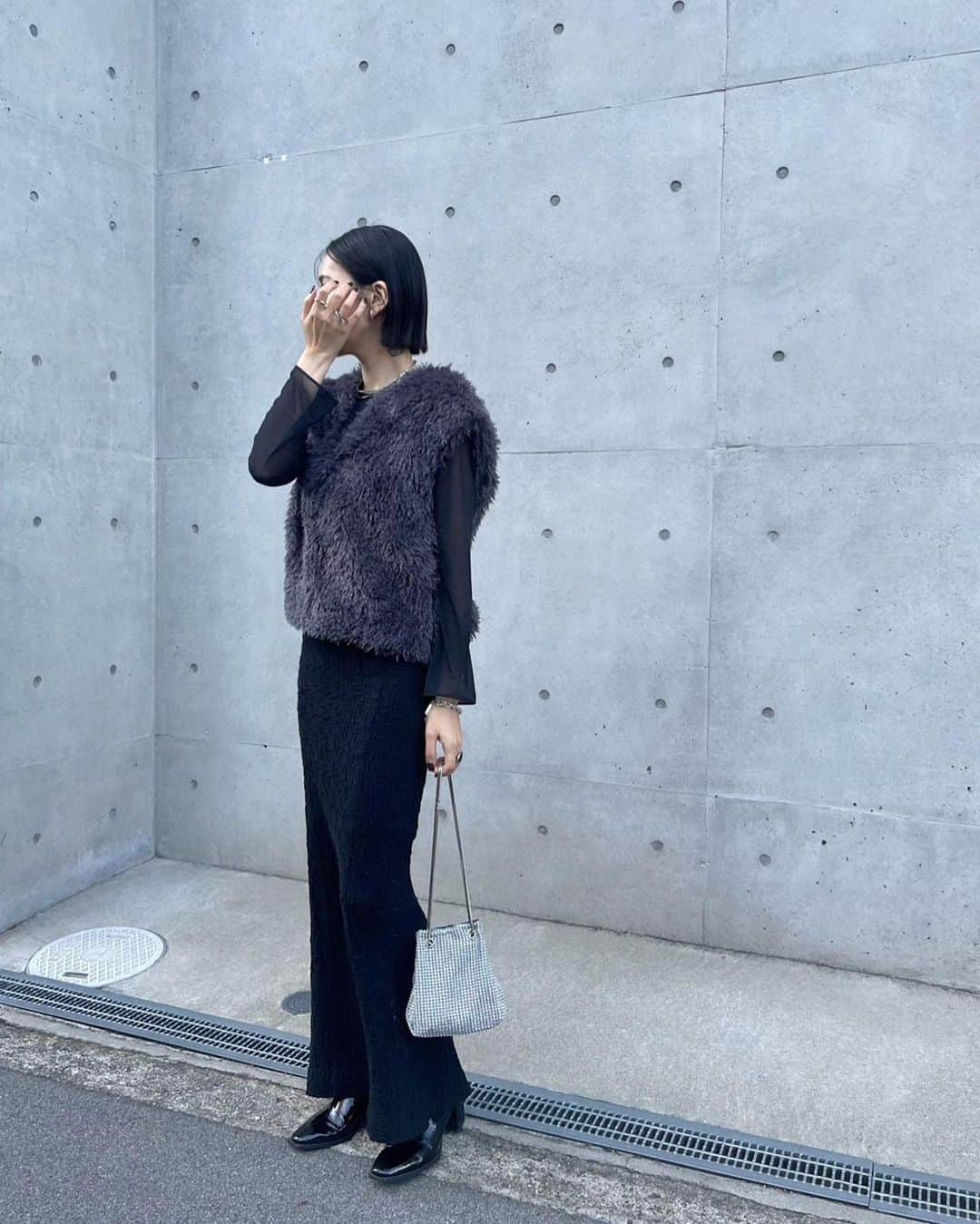 miheeさんのインスタグラム写真 - (miheeInstagram)「ootd  @urs_official  背中部分に少し丸みが出る コクーンシルエットが可愛い シャギーコクーンベスト🖤🤍  少し短めの着丈感で スカートとも合わせやすくて🙆‍♀️  次はワンピースにも合わせたい♡  #urs #ユアーズ #urs_styling #urs_official #タイアップ #シャギーコクーンベスト #大人コーデ」10月26日 20時48分 - __mihi__