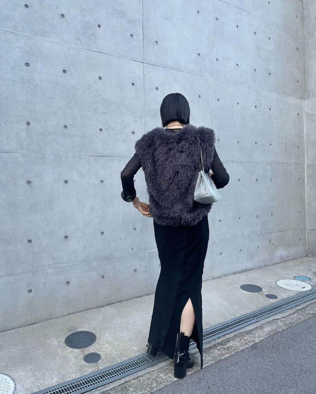 miheeさんのインスタグラム写真 - (miheeInstagram)「ootd  @urs_official  背中部分に少し丸みが出る コクーンシルエットが可愛い シャギーコクーンベスト🖤🤍  少し短めの着丈感で スカートとも合わせやすくて🙆‍♀️  次はワンピースにも合わせたい♡  #urs #ユアーズ #urs_styling #urs_official #タイアップ #シャギーコクーンベスト #大人コーデ」10月26日 20時48分 - __mihi__