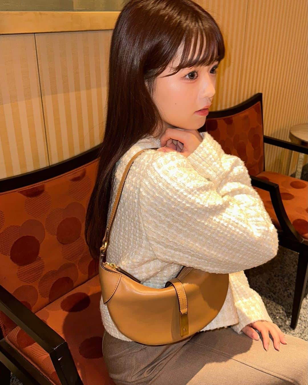 のインスタグラム：「New Shoulder bag👜✨ ・ 高級感溢れる上品なデザインと クロワッサンのような形が可愛すぎる🥐🥹‼︎ 秋冬たくさん @poloralphlauren 愛用しちゃう〜🤎" もっと寒くなったらバッグ主役にニットと合わせたいな💭 ・ #PR #PoloID #PoloRalphLauren  #ポロラルフローレン #RalphLauren #ミニバッグ」
