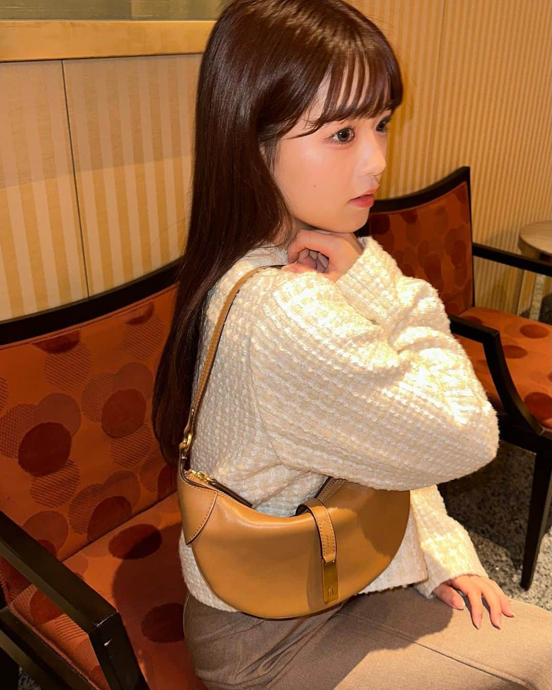 中村真凜のインスタグラム：「New Shoulder bag👜✨ ・ 高級感溢れる上品なデザインと クロワッサンのような形が可愛すぎる🥐🥹‼︎ 秋冬たくさん @poloralphlauren 愛用しちゃう〜🤎" もっと寒くなったらバッグ主役にニットと合わせたいな💭 ・ #PR #PoloID #PoloRalphLauren  #ポロラルフローレン #RalphLauren #ミニバッグ」