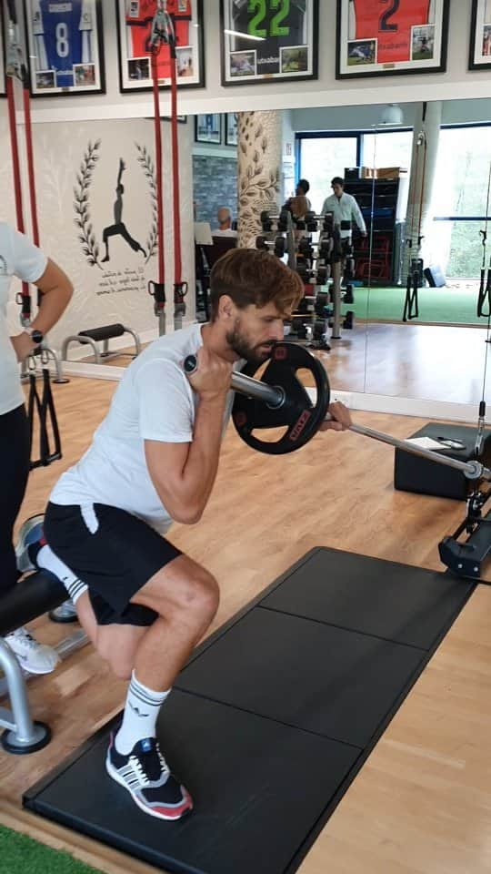 フェルナンド・ジョレンテのインスタグラム：「Sesión del día con Fernando Llorente 🦁 . . . #padel #dolordeespalda #herniadiscal #lca #fisioterapiaactiva #sergiosukunza #athleticbilbao #realsociedad #zuatzu #osasunsportclinic #pubalgia #rehabilitacióndelcruzado」