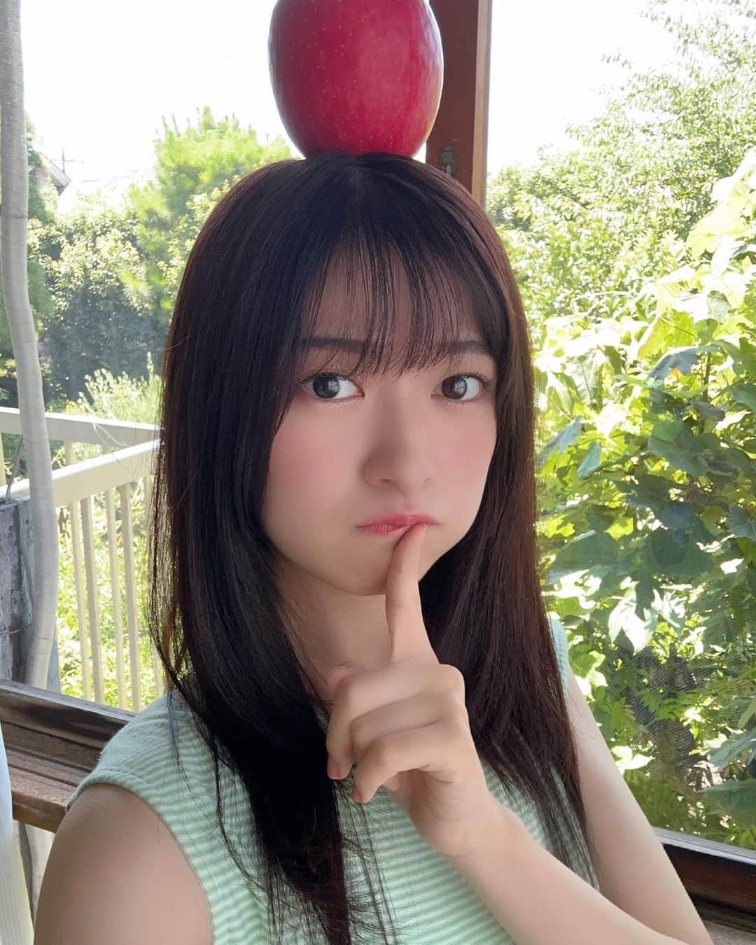 鈴原希実のインスタグラム：「本日発売💐 『#ヤングドラゴンエイジ VOL.19』  なんと！ 裏表紙に掲載していただきました😳✨   パンを食べたり🍞 りんごを頭に乗せたりしてます(◦ˉ ˘ ˉ◦)🍎  クリアファイルも付いてくるよ〜！ ぜひぜひチェックしてね〜☺️🫶   #りんご   #グラビア  #ヤングドラゴンエイジ」