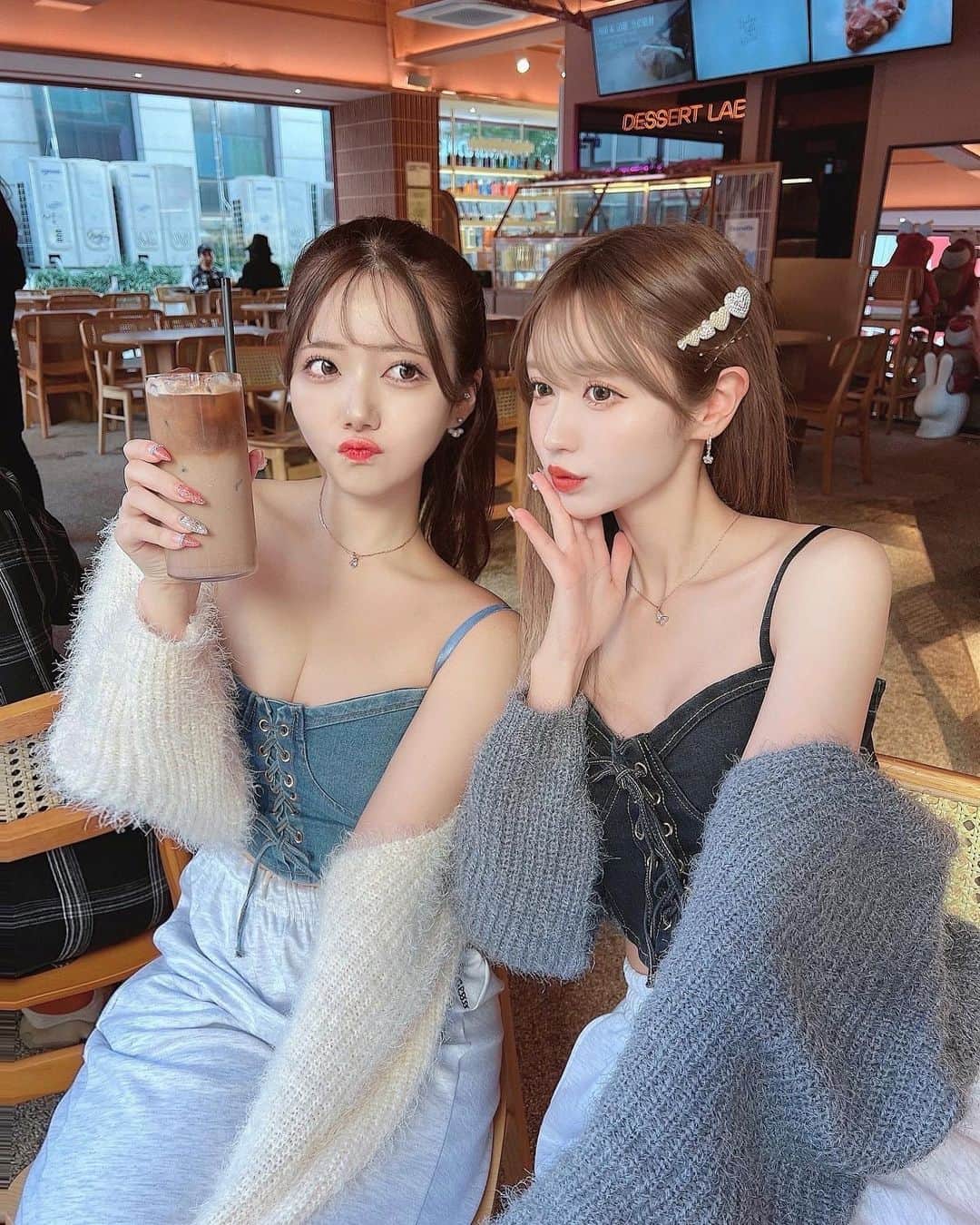 のインスタグラム：「韓国きた‎🇰🇷♥️  人生で二回目の韓国っ！ 美味しいご飯に可愛いカフェ🥹 お洋服も安いし最高🥹‎♥️   #韓国 #韓国コーデ  #リンクコーデ #韓国ファッション #韓国旅行  #韓国カフェ #カフェ巡り  #双子コーデ」