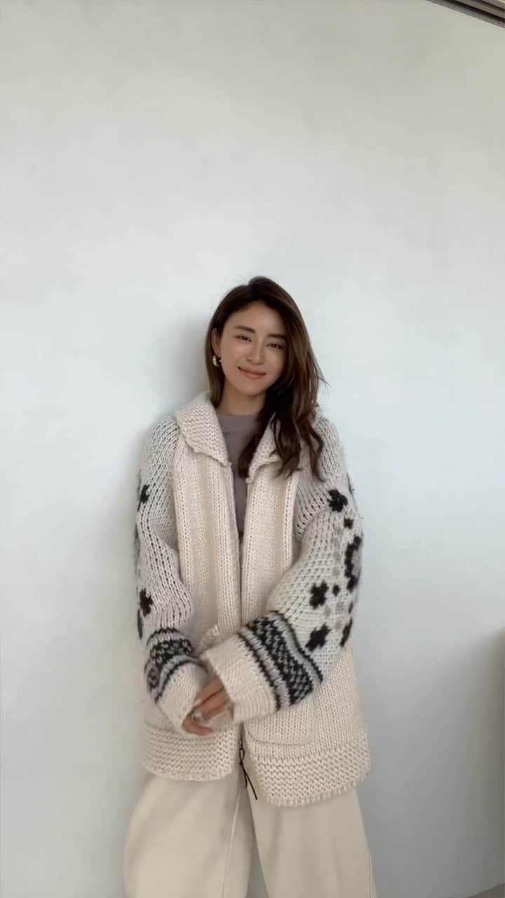 山中美智子のインスタグラム：「ぬくぬく柔らかカウチンニット☕️  カウチンニットはゴワッとしたイメージがありがちですが、、今回のカウチンはふわふわで軽やか☁️  袖だけに模様をいれた、シンプルで飽きのこないデザインにしました🫰🏾  @alexiastam_official   毎週金曜日新作入荷です🤍」